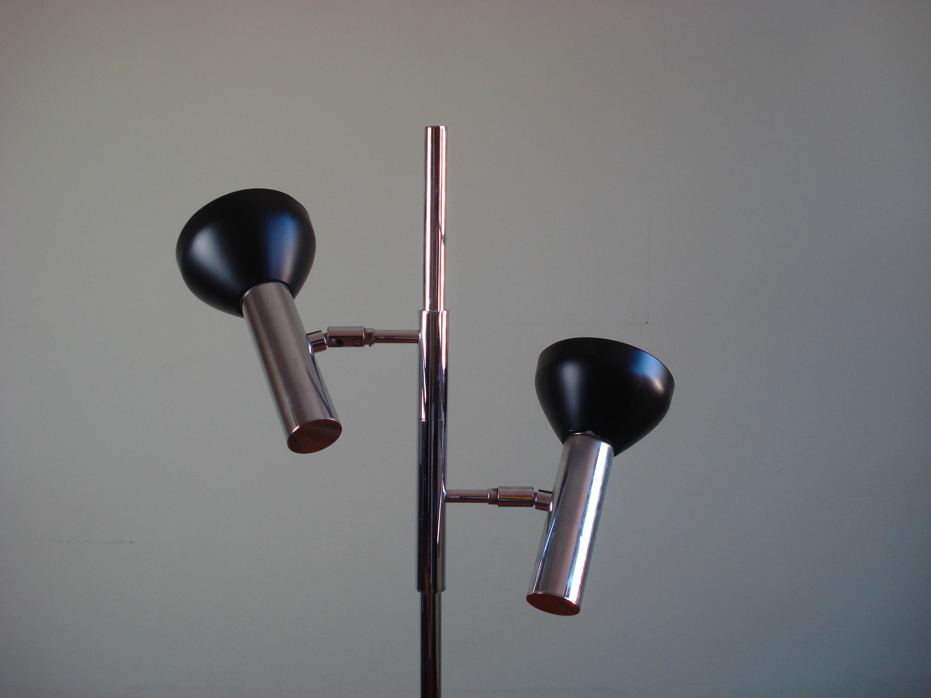 Vintage 2-Spot Chrom Stehleuchte, hergestellt von Cosack in den 1970er Jahren. 
Schöne Space Age Stehleuchte mit Chromfuß und schwarzem Lampenschirm. 
Der Stecker ist eine europäische Version. 

Es gibt Gebrauchsspuren, wie abgebildet, aber