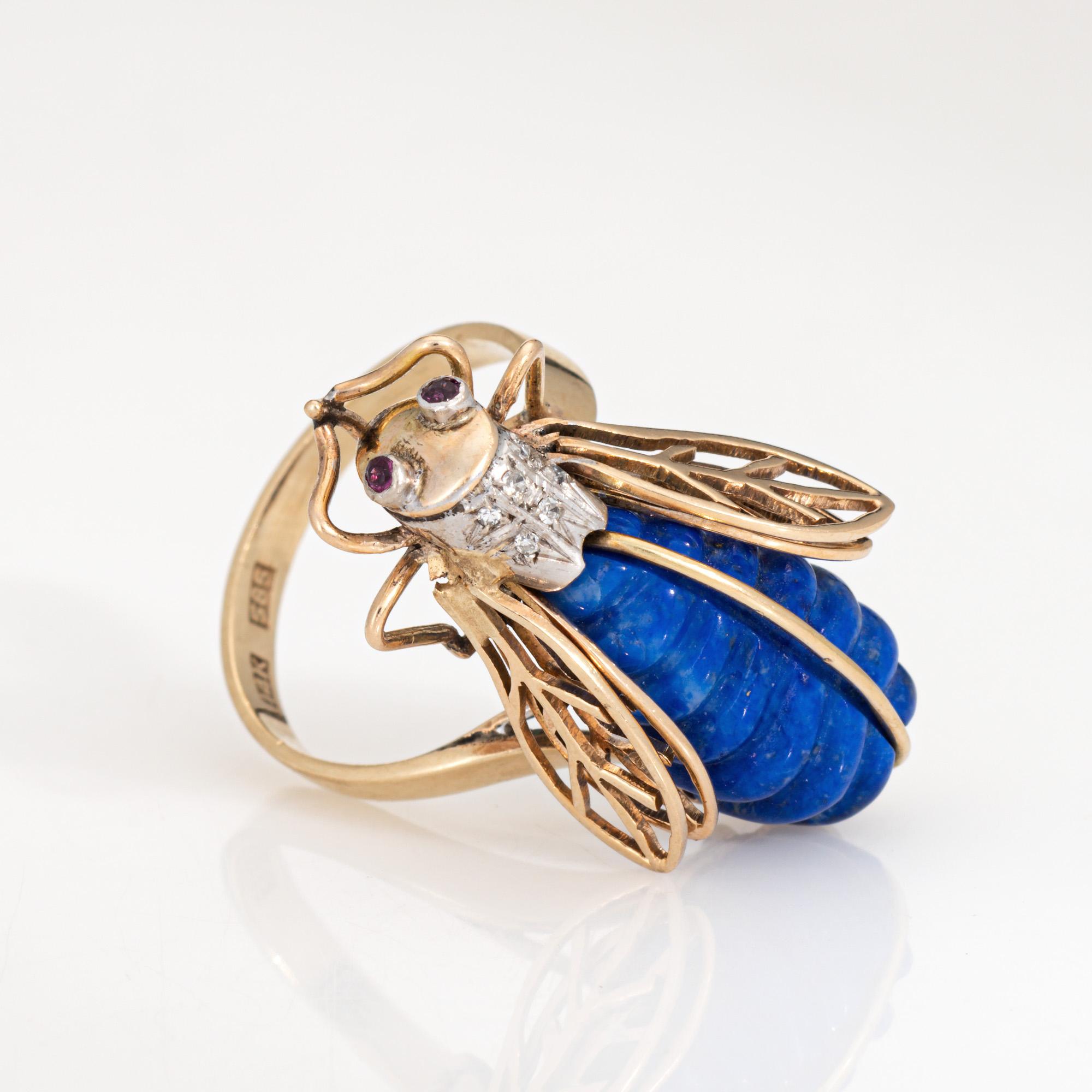 Anillo de insecto vintage, distinto y único, fabricado en oro amarillo de 14 quilates (hacia la década de 1970).

Los diamantes tienen un total estimado de 0,02 quilates (color estimado I-J y claridad SI1-I1). La sodalita estriada mide 20 mm x 10
