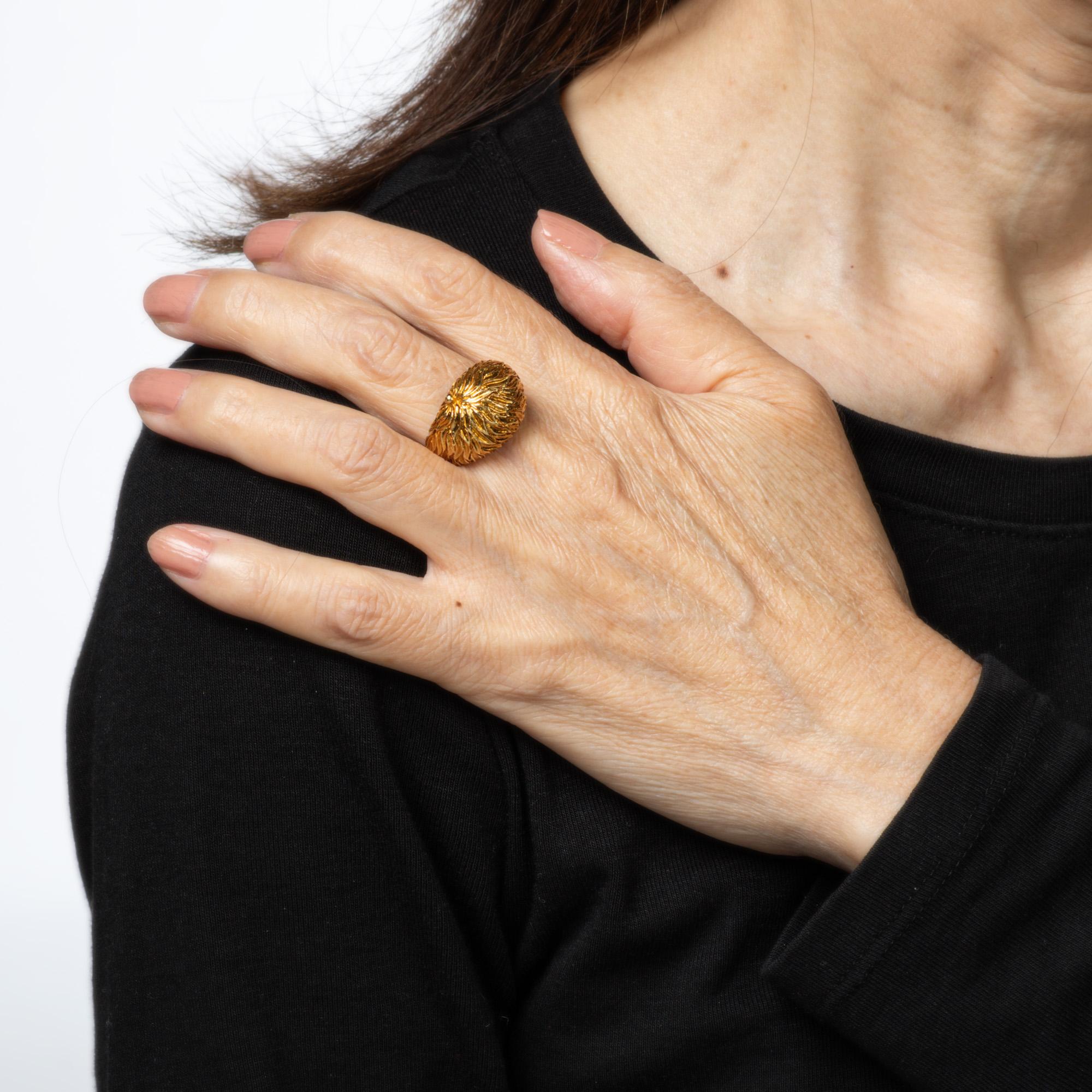 70s Vintage Dome Ring Sz 6.25 Cigar Band Textured Botanical 18k Yellow Gold For Sale 1