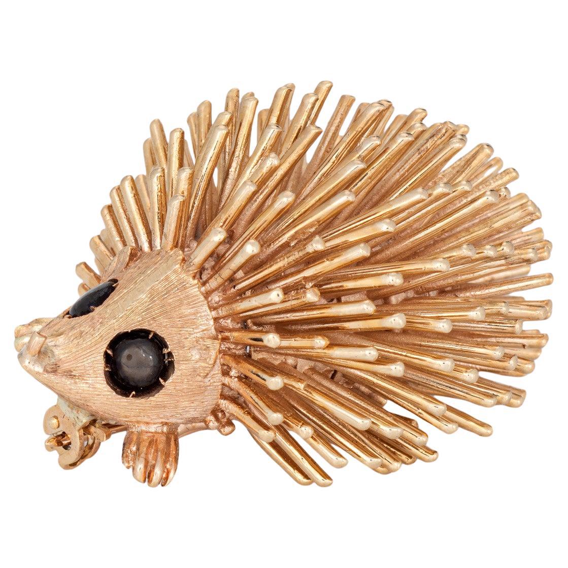 Ciondolo riccio vintage anni '70 in oro giallo 14k Spilla Occhi di zaffiro Gioielli animali in vendita