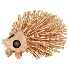 70s Vintage Hedgehog Pendant 14k Yellow Gold Brooch Sapphire Eyes Animal Jewelry