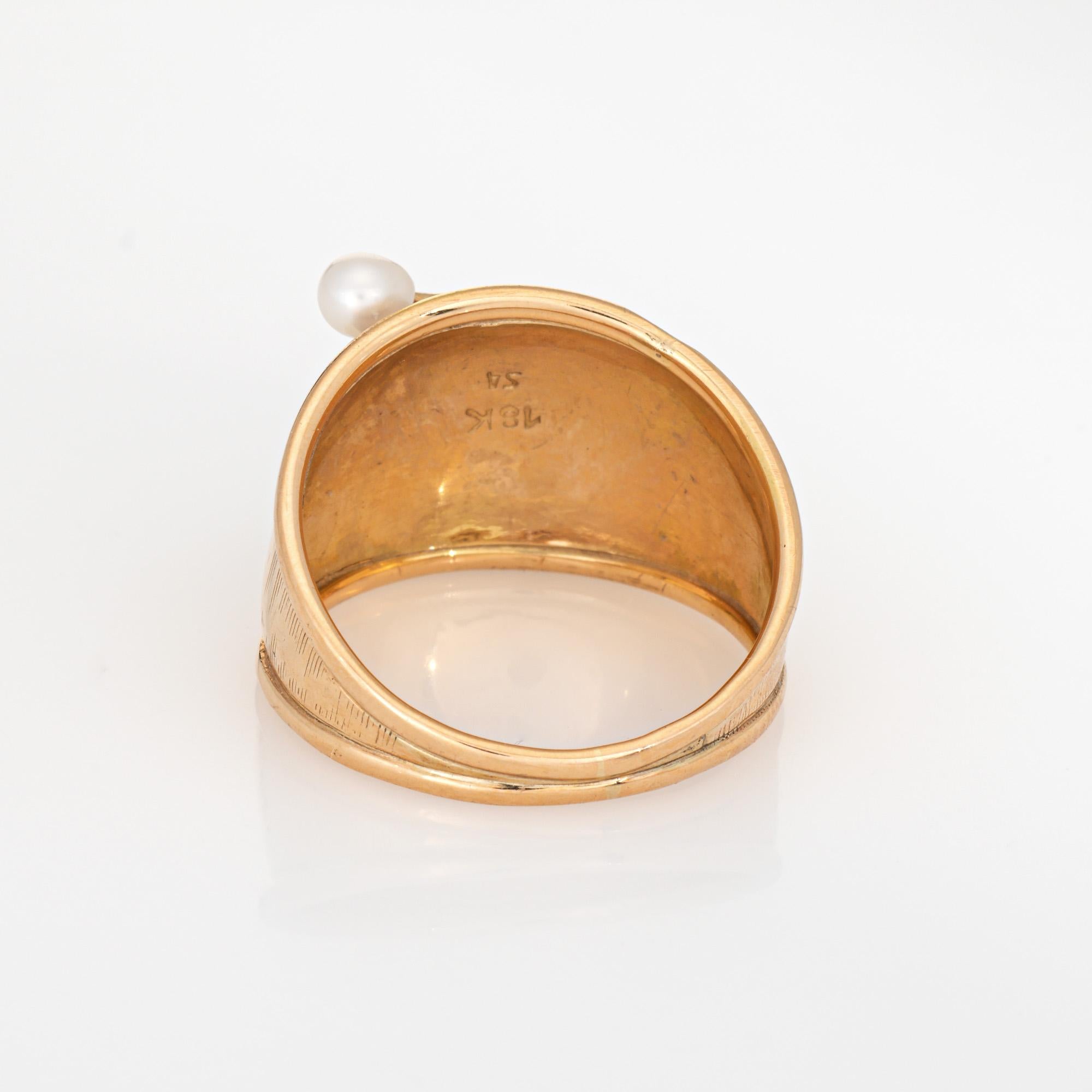 Anello di giada vintage degli anni '70 con foglia di perla Sz 9, fascia larga per sigari Estate Jewelry In condizioni buone in vendita a Torrance, CA