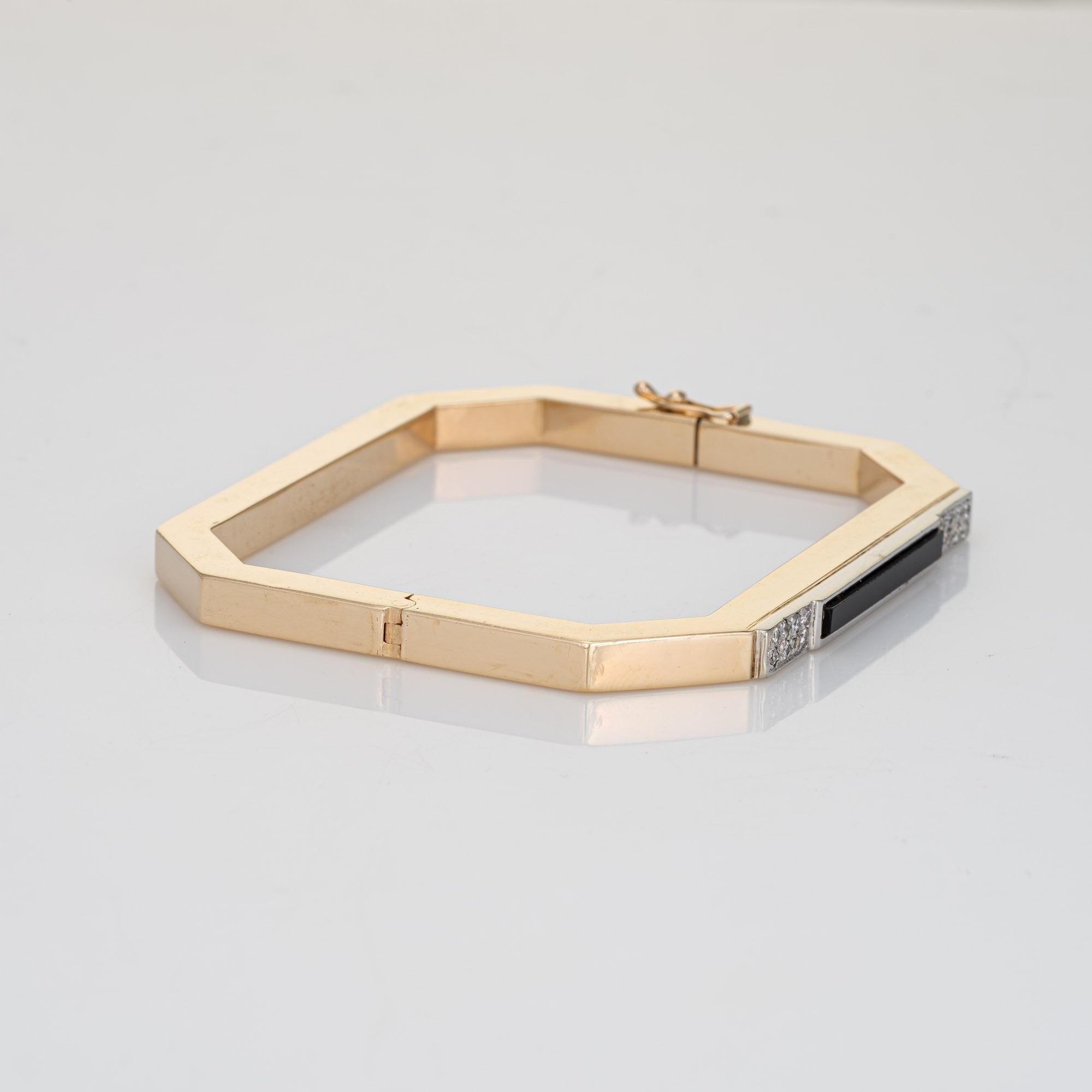 Stilvolles quadratisches Armband mit Diamanten und Onyx aus 14 Karat Gelbgold (ca. 1970er Jahre). 

Sechzehn kleine Diamanten von insgesamt schätzungsweise 0,08 Karat (geschätzte Farbe: I-J und Reinheit: SI2-I3). Der Onyx misst 23 mm x 3 mm. 

Das