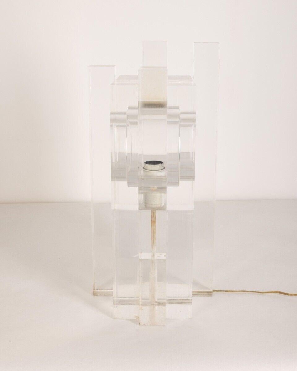 Large table lamp in lucite, composed of interlocking elements. Design Sandro Petti for Maison Jansen, 1970s.

CONDITION: In good condition, working, the elements may have small defects and wear.

DIMENSIONS: Height 52 cm; Width 25 cm; Length 28