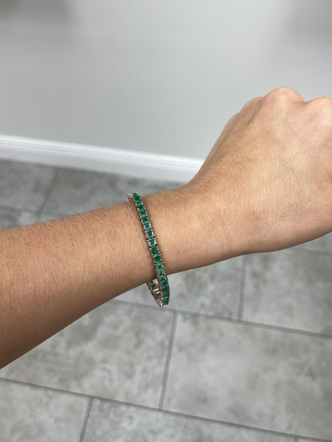 7.0tcw 14K Prinzessinnenschliff Smaragd-Tennisarmband Medium Grüner quadratischer Smaragd Medium (Moderne) im Angebot