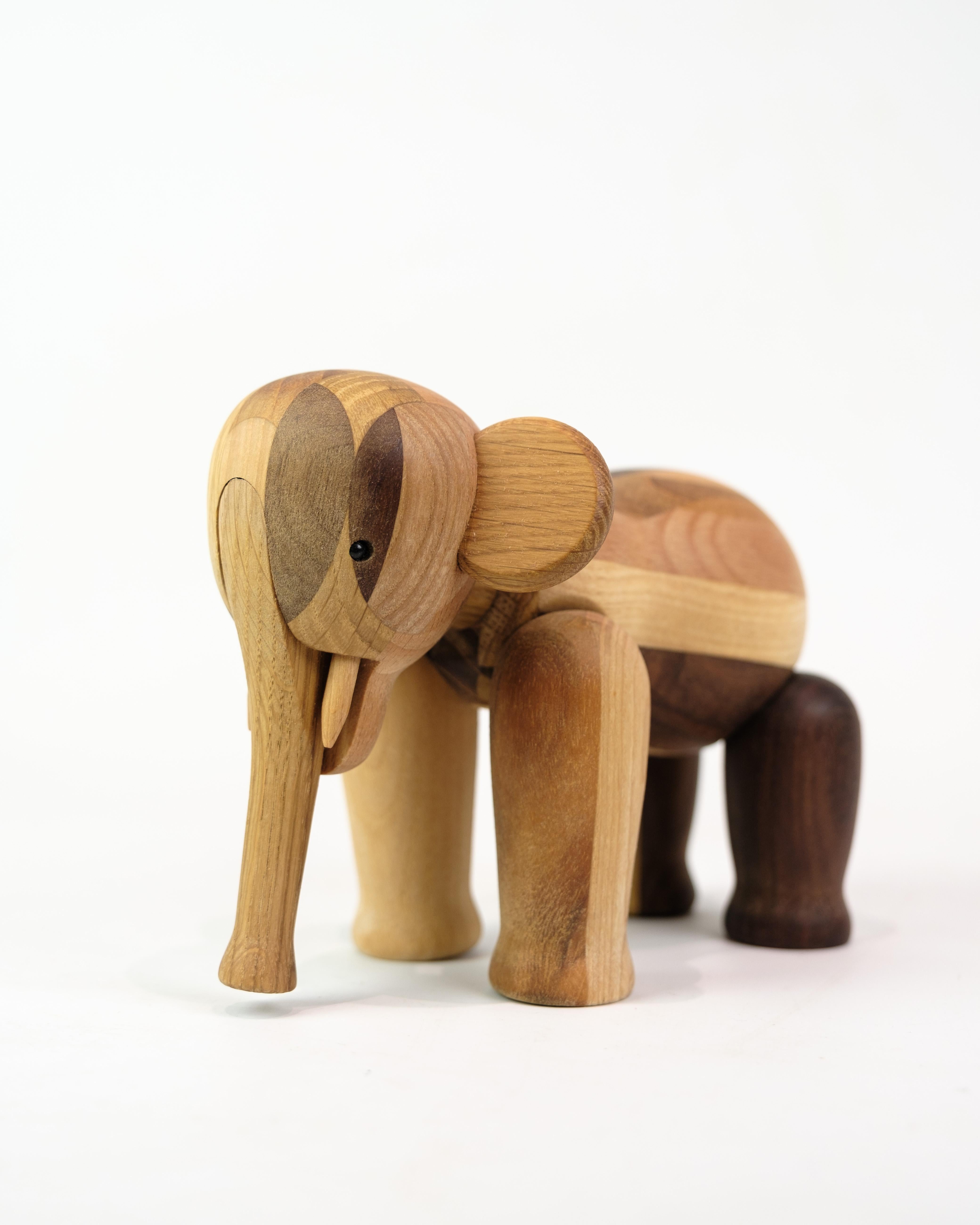 Little Elephant rielaborato da Kay Bojesen, pubblicato per il 70° anniversario, è un'edizione speciale dell'iconica figura in legno. Kaye Bojesen iniziò la sua carriera come argentiere sotto Georg Jensen, ma divenne particolarmente noto per i suoi