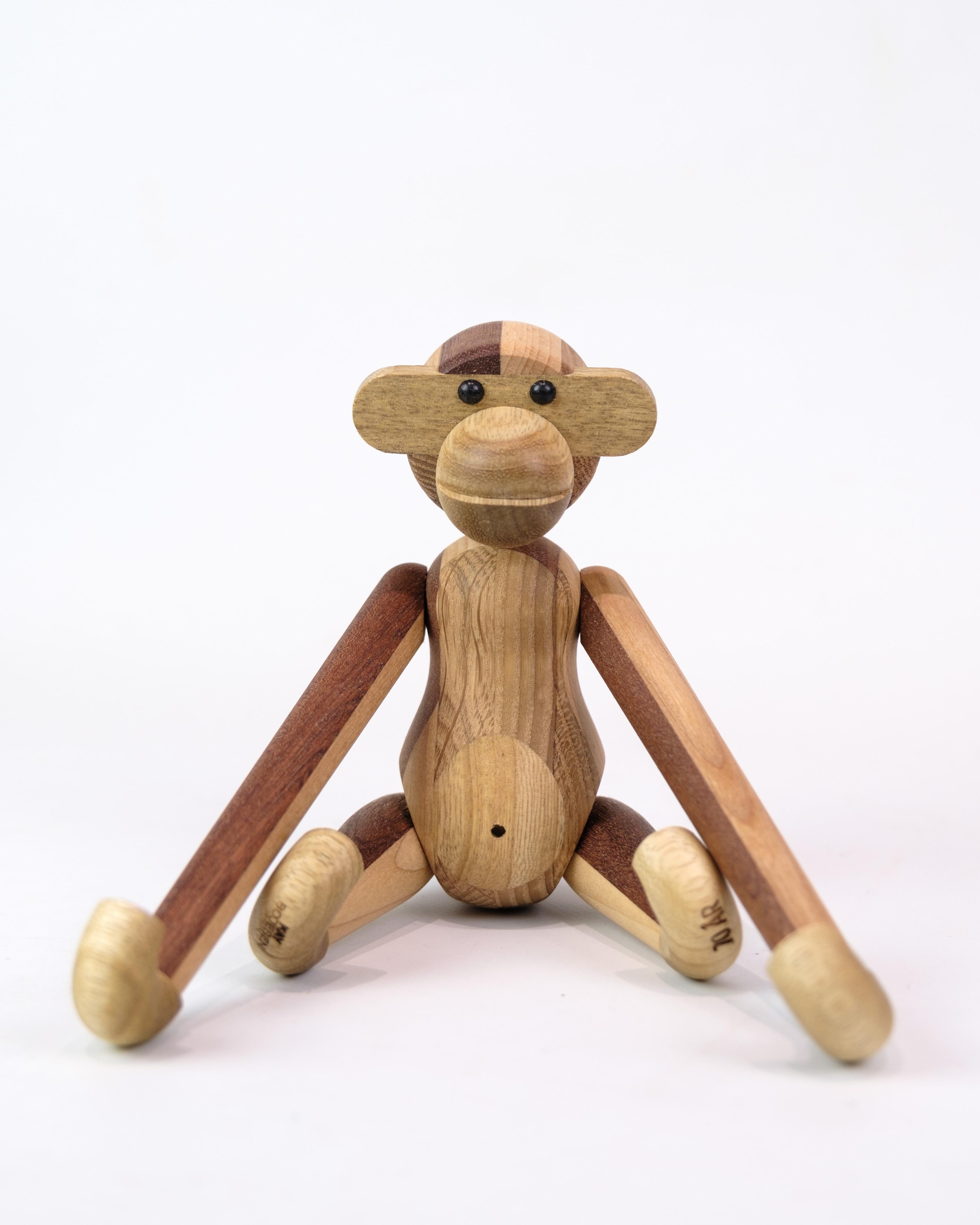 Little Monkey rielaborato da Kay Bojesen, pubblicato per il 70° anniversario, è un'edizione speciale dell'iconica figura in legno. Kaye Bojesen iniziò la sua carriera come argentiere sotto Georg Jensen, ma divenne particolarmente noto per i suoi