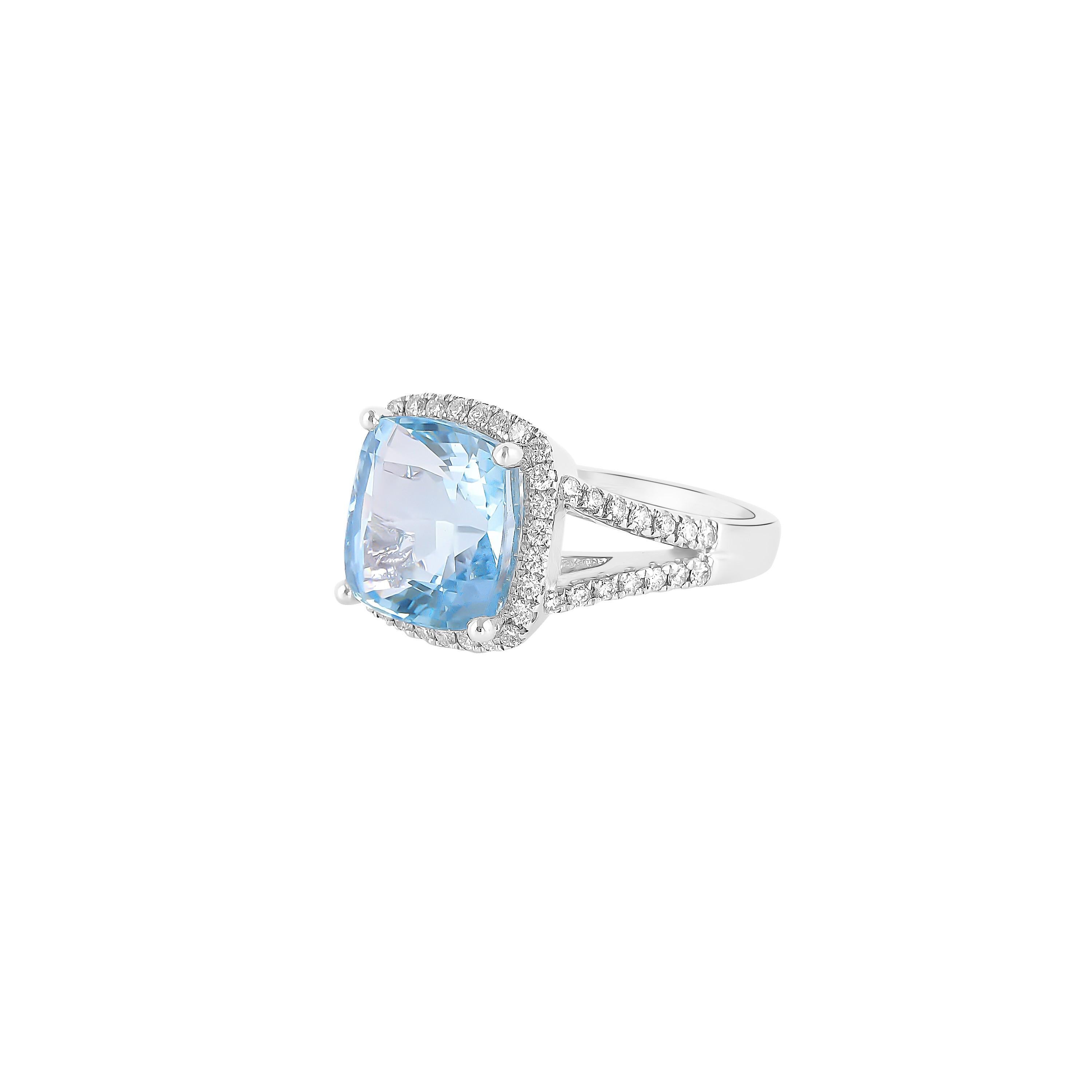 7.1 Carat Aquamarine and Diamond Ring in 18 Karat White Gold In New Condition For Sale In Hong Kong, HK