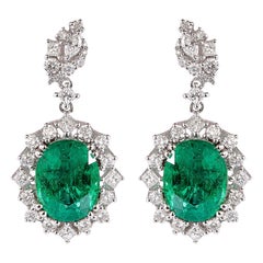 Boucles d'oreilles en or blanc 18 carats avec diamants et émeraudes certifiées GRS de 7,1 carats