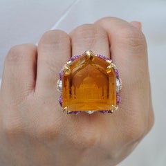 Anello da cocktail in oro con citrino, rubino, opale rosa e diamanti, decorato a mano con il Taj Mahal, 71 carati