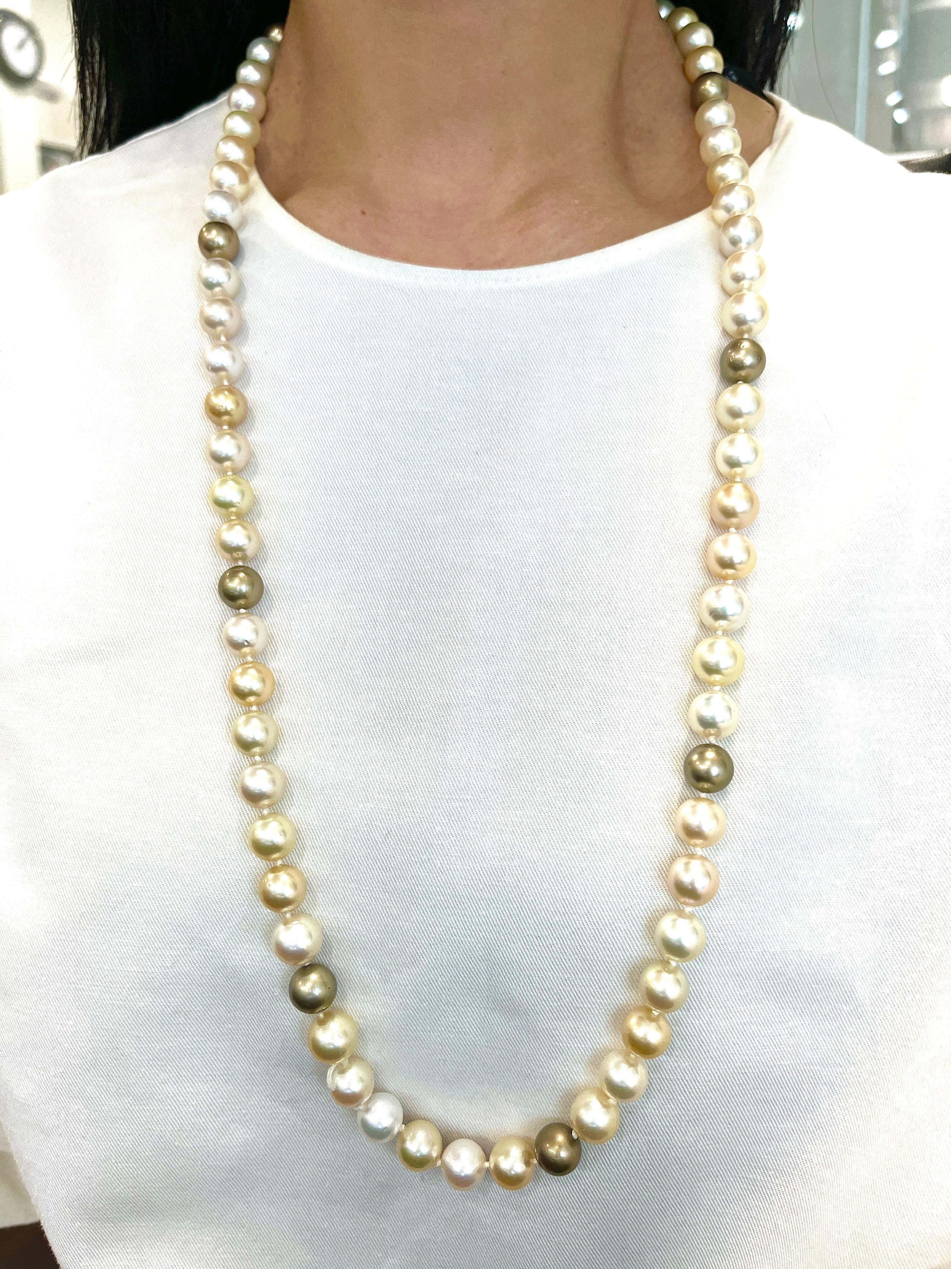 Voici un magnifique et élégant collier de perles naturelles multicolores qui comporte 71 perles de 11 mm. Une magnifique pièce qui fait tourner les têtes et qui s'ajoute à toutes les garde-robes !