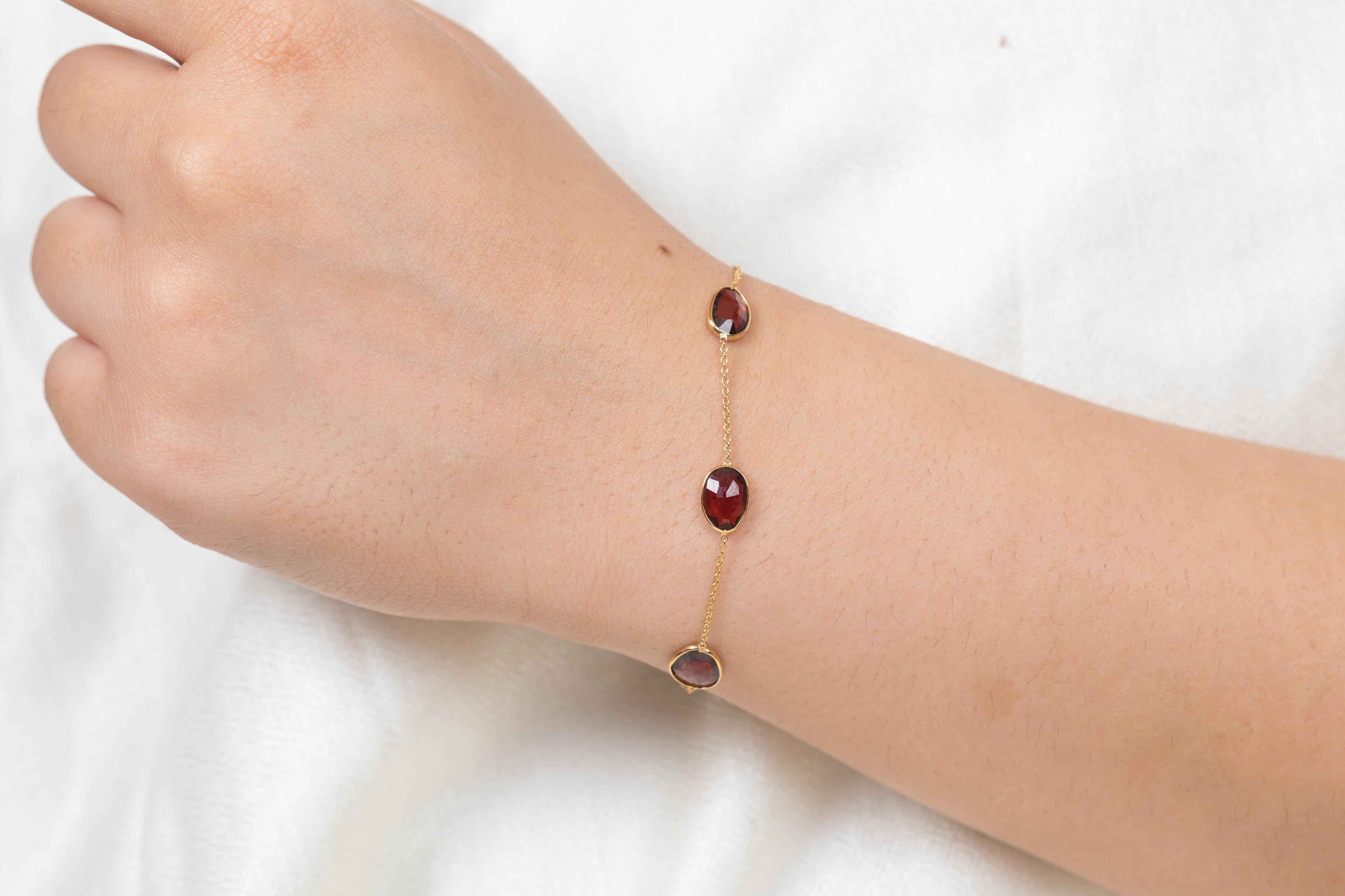 Bracelet de 7,1 ct de grenat ovale serti en or jaune 18K Bijoux fins en vente 2