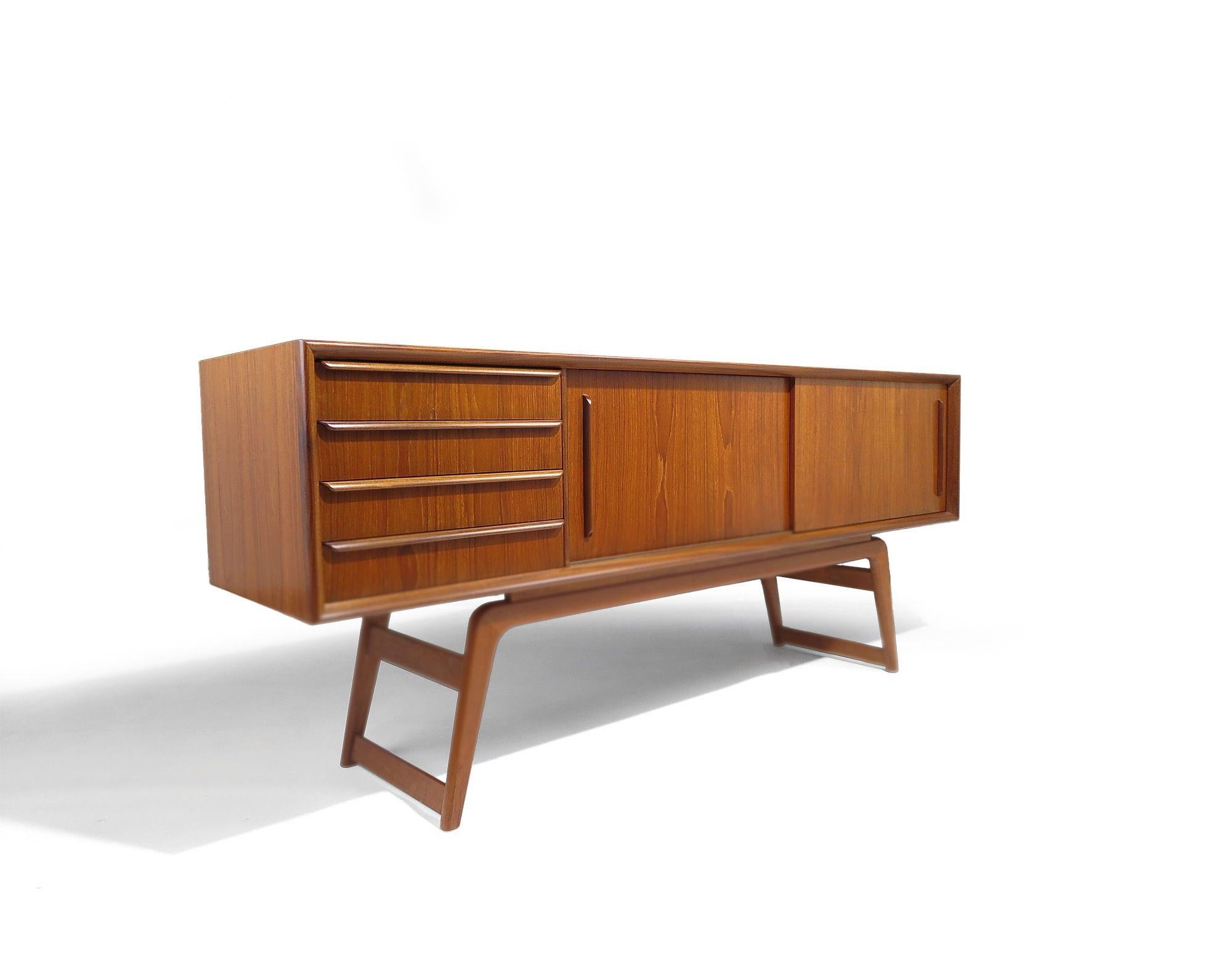 Scandinavo moderno Credenza danese in teak da 71