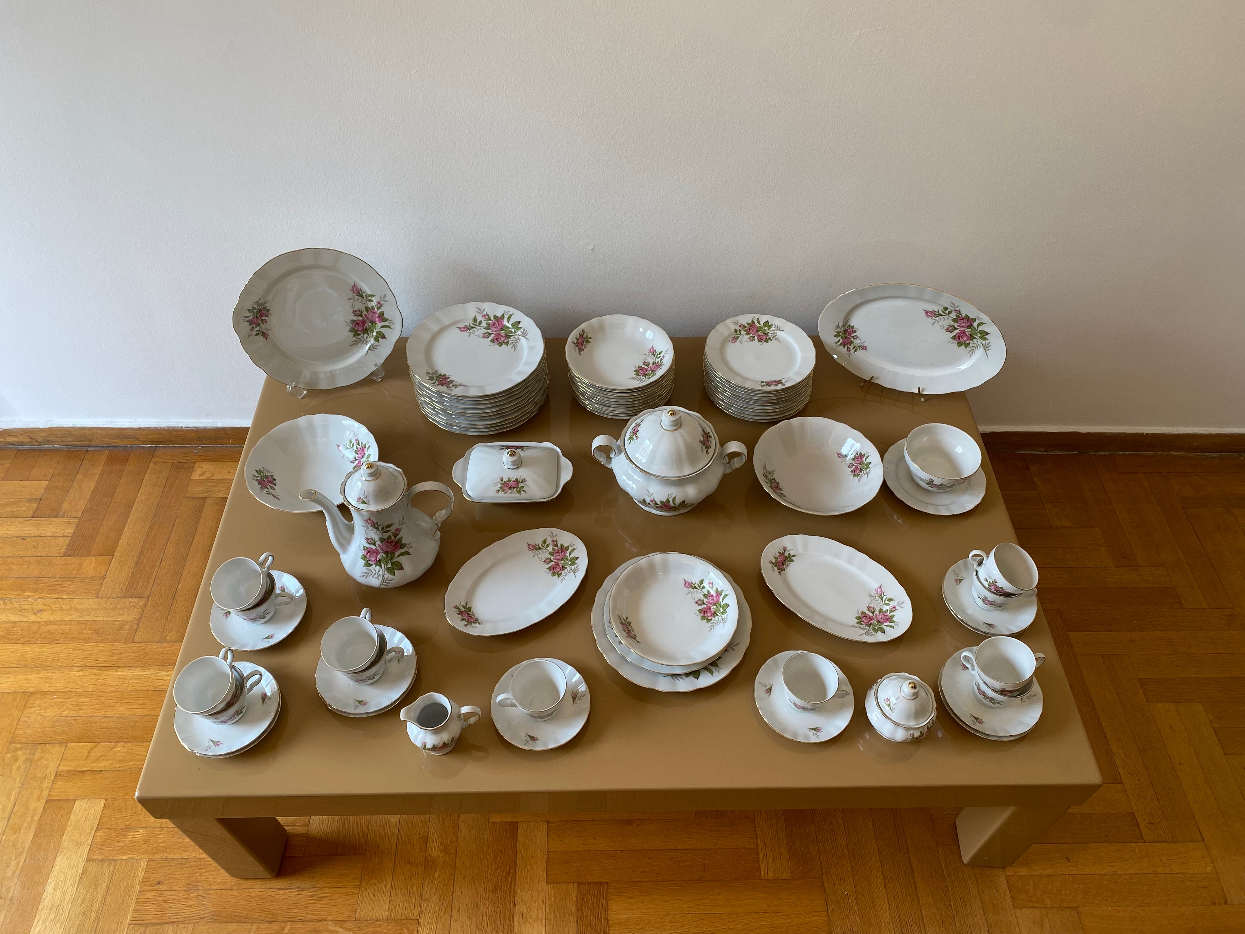 Un ensemble presque complet de 71 pièces de porcelaine au total, comprenant de la vaisselle et un service à café/thé de la célèbre maison Winterling Marktleuthen en Bavière.

On pense qu'il a été offert comme cadeau de mariage à la fin des années