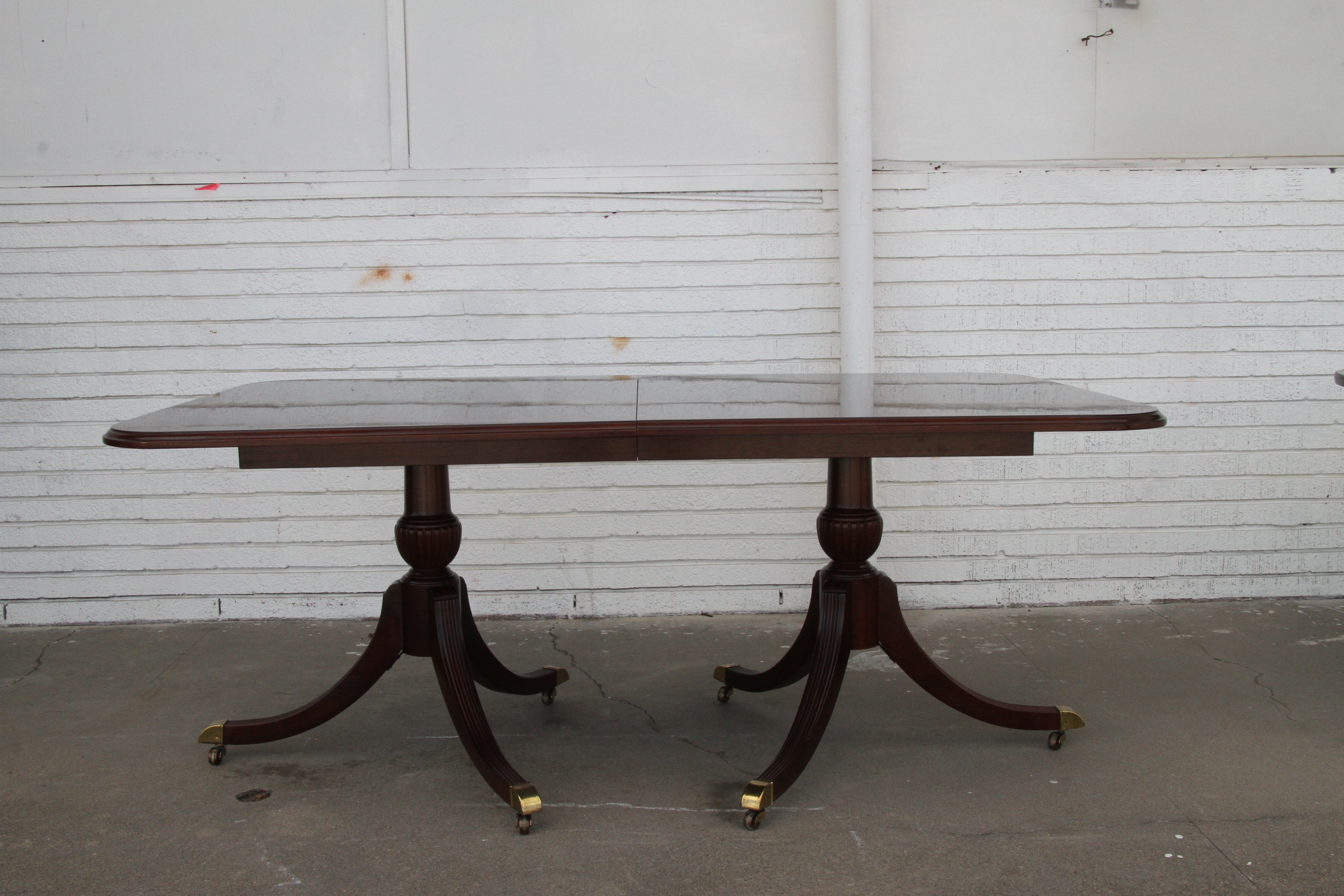 71" à 96" Table de salle à manger à piédestal de style Bernhardt Regency