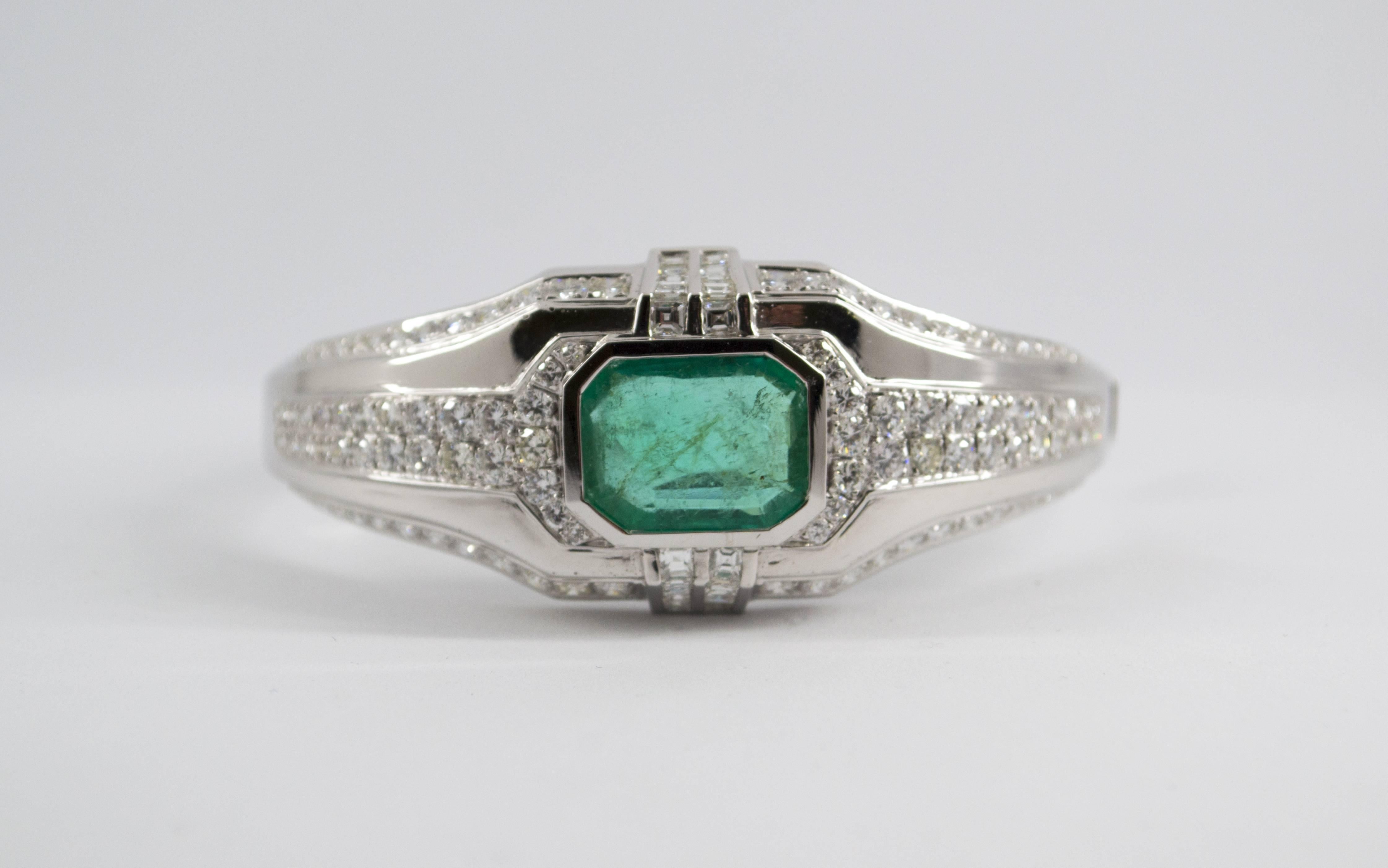 Art Deco 7.10 Carat Emerald 7.40 Carat White Diamond White Gold Clamper Bracelet In New Condition In Naples, IT