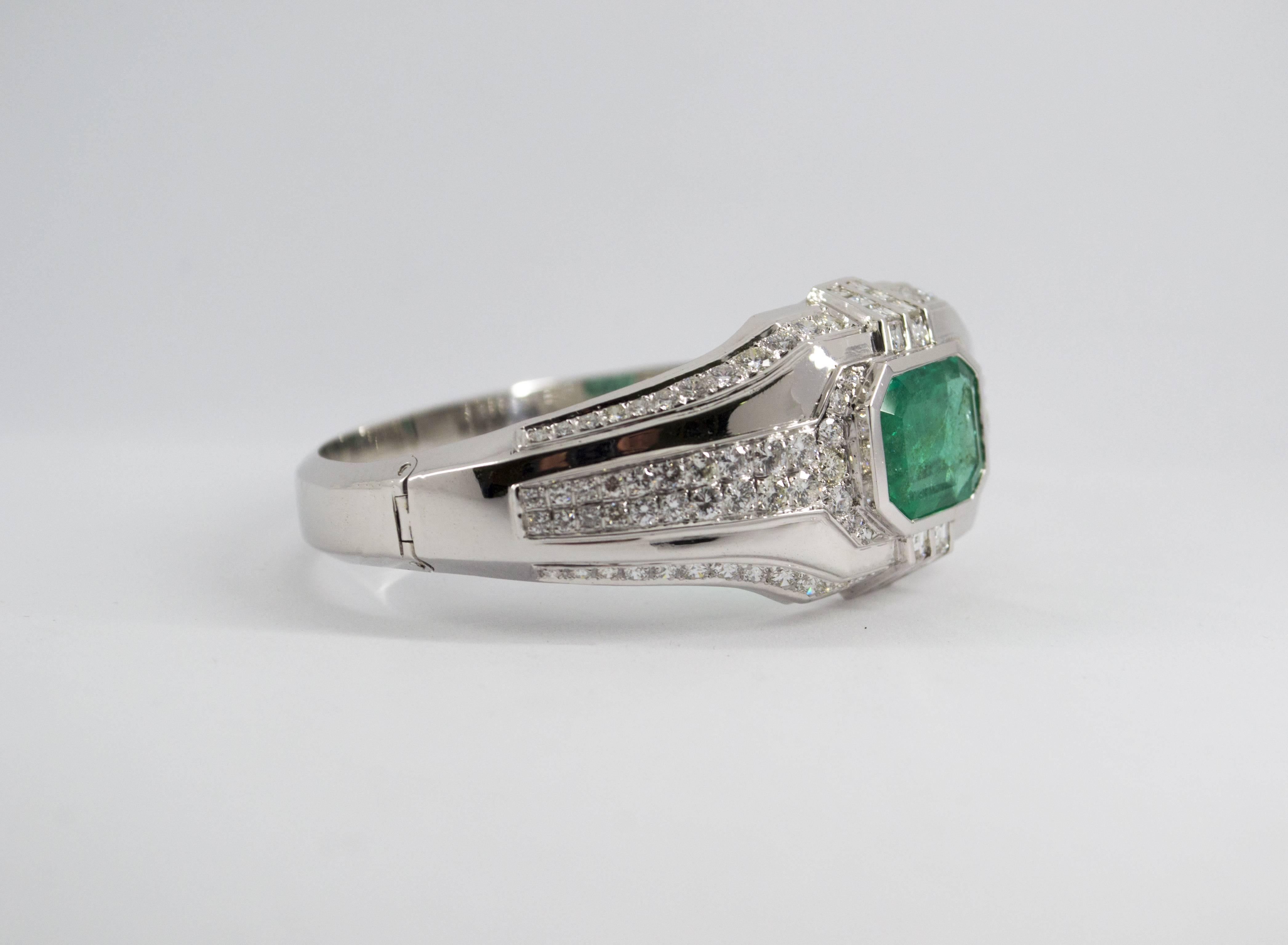 Women's or Men's Art Deco 7.10 Carat Emerald 7.40 Carat White Diamond White Gold Clamper Bracelet
