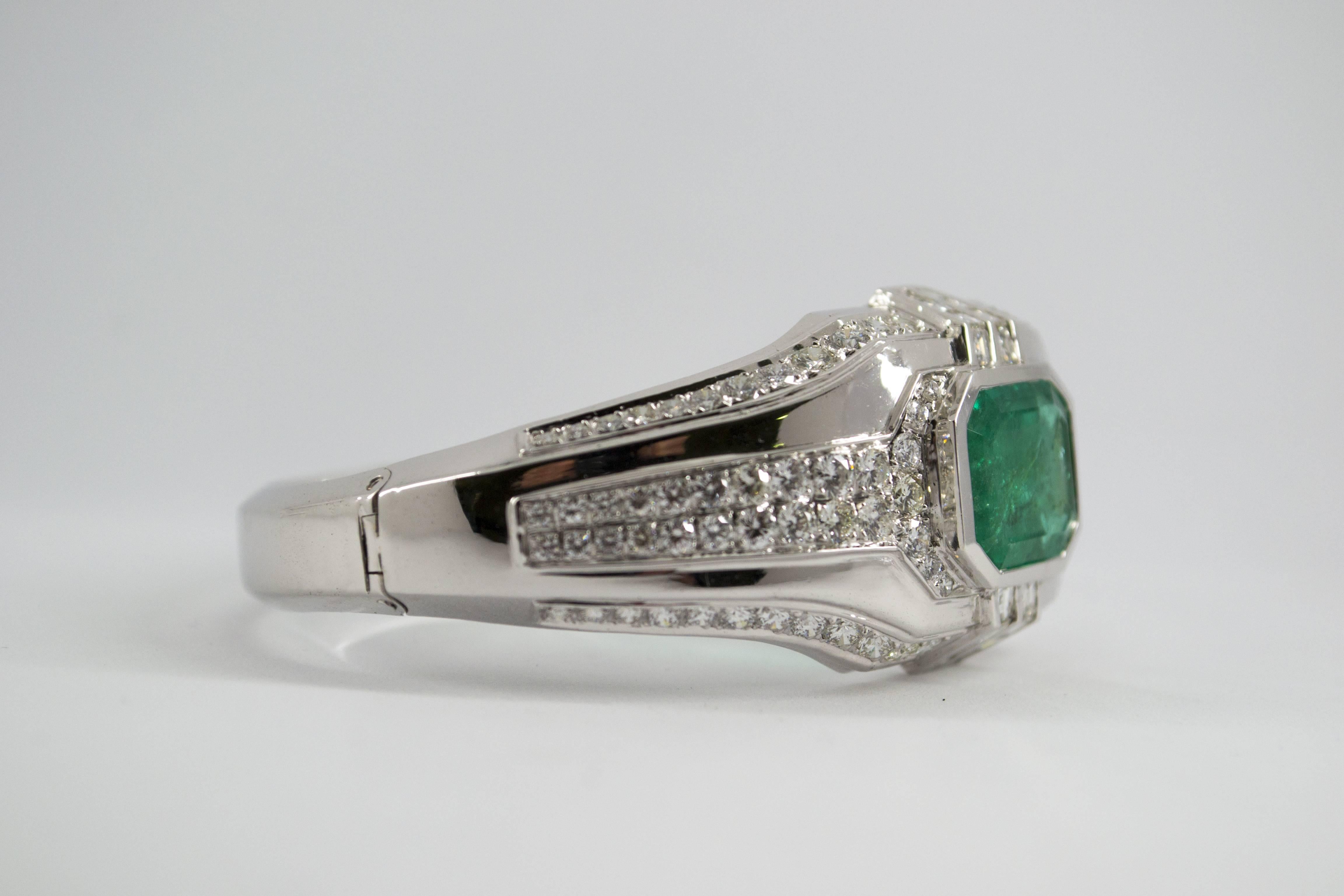 Art Deco 7.10 Carat Emerald 7.40 Carat White Diamond White Gold Clamper Bracelet 1