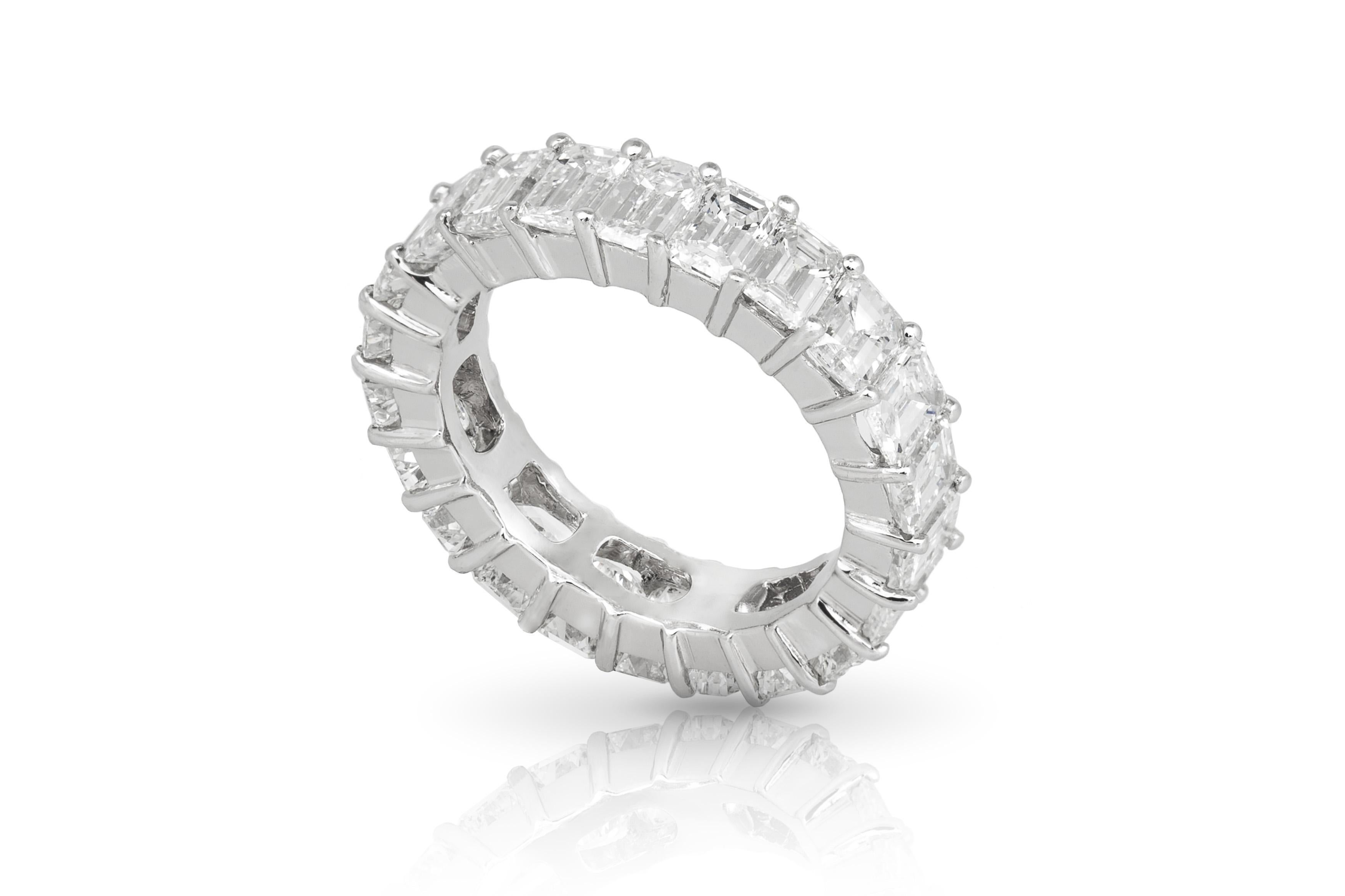 Fein gearbeitet aus Platin mit 22 Diamanten im Smaragdschliff mit einem Gesamtgewicht von etwa 7,10 Karat.
5 mm breit
Größe 5 3/4