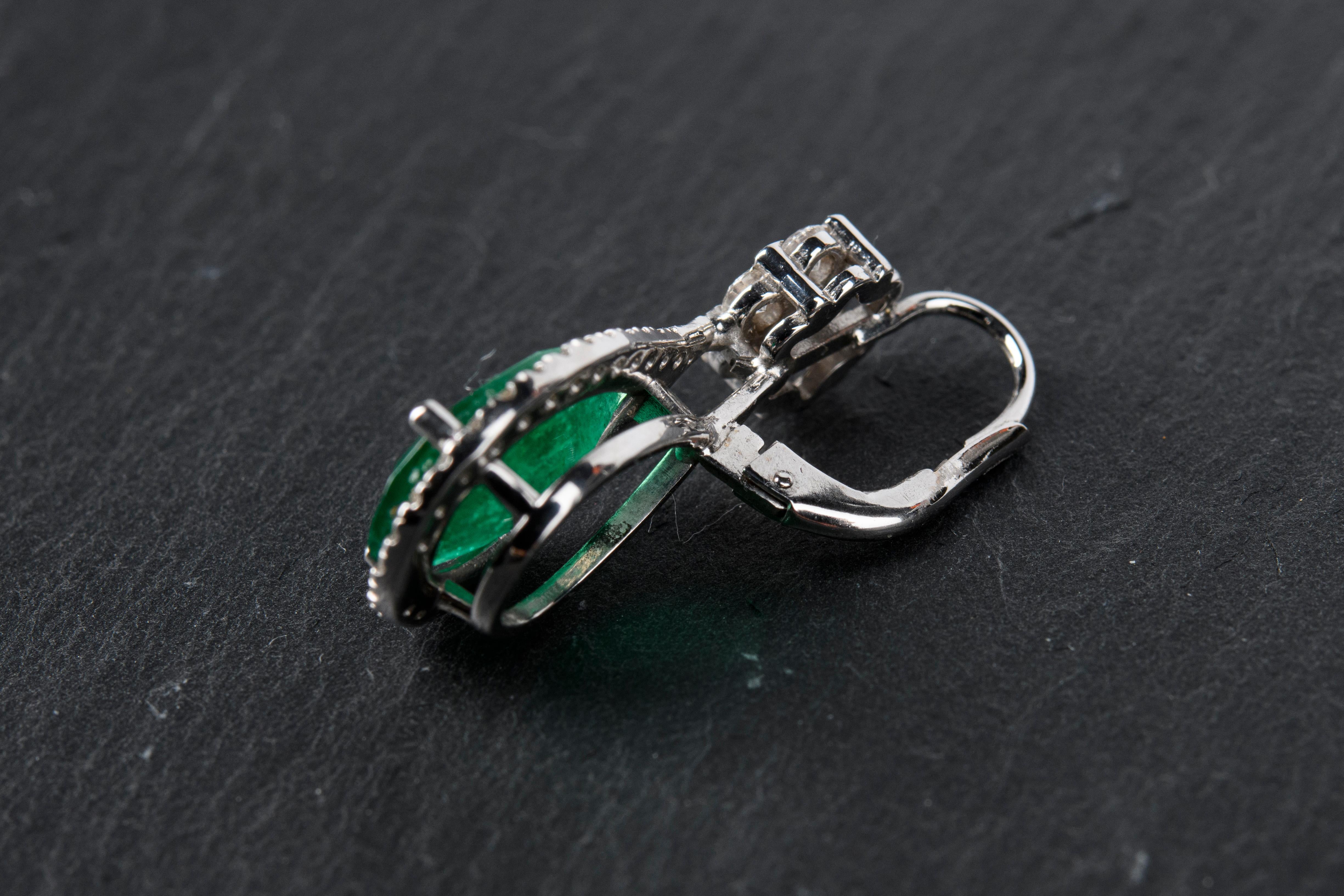 Made in Italy amazing and very classy 7.10 carats earrings composed by 5.60 carats of natural emeralds with an intense green color that is much more beautiful in person. 

This dangle earrings are perfect for that special occasion and they have