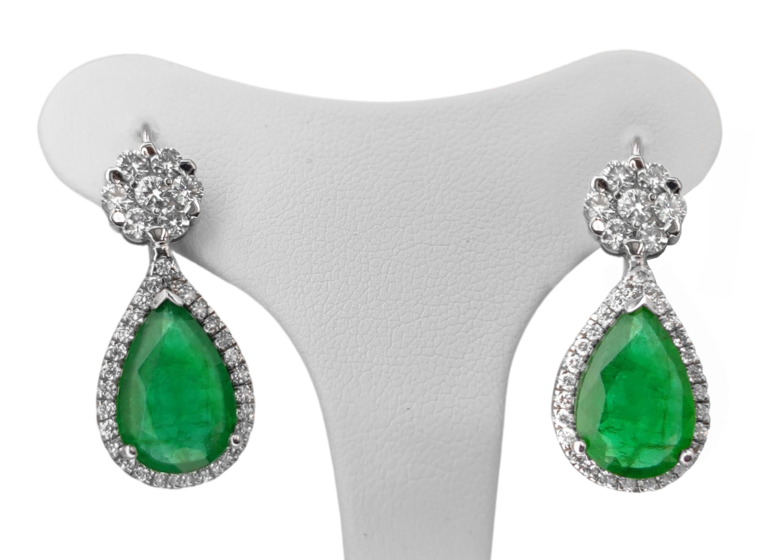 Made in Italy amazing and very classy 7.10 carats earrings composed by 5.60 carats of natural emeralds with an intense green color that is much more beautiful in person. 

This dangle earrings are perfect for that special occasion and they have