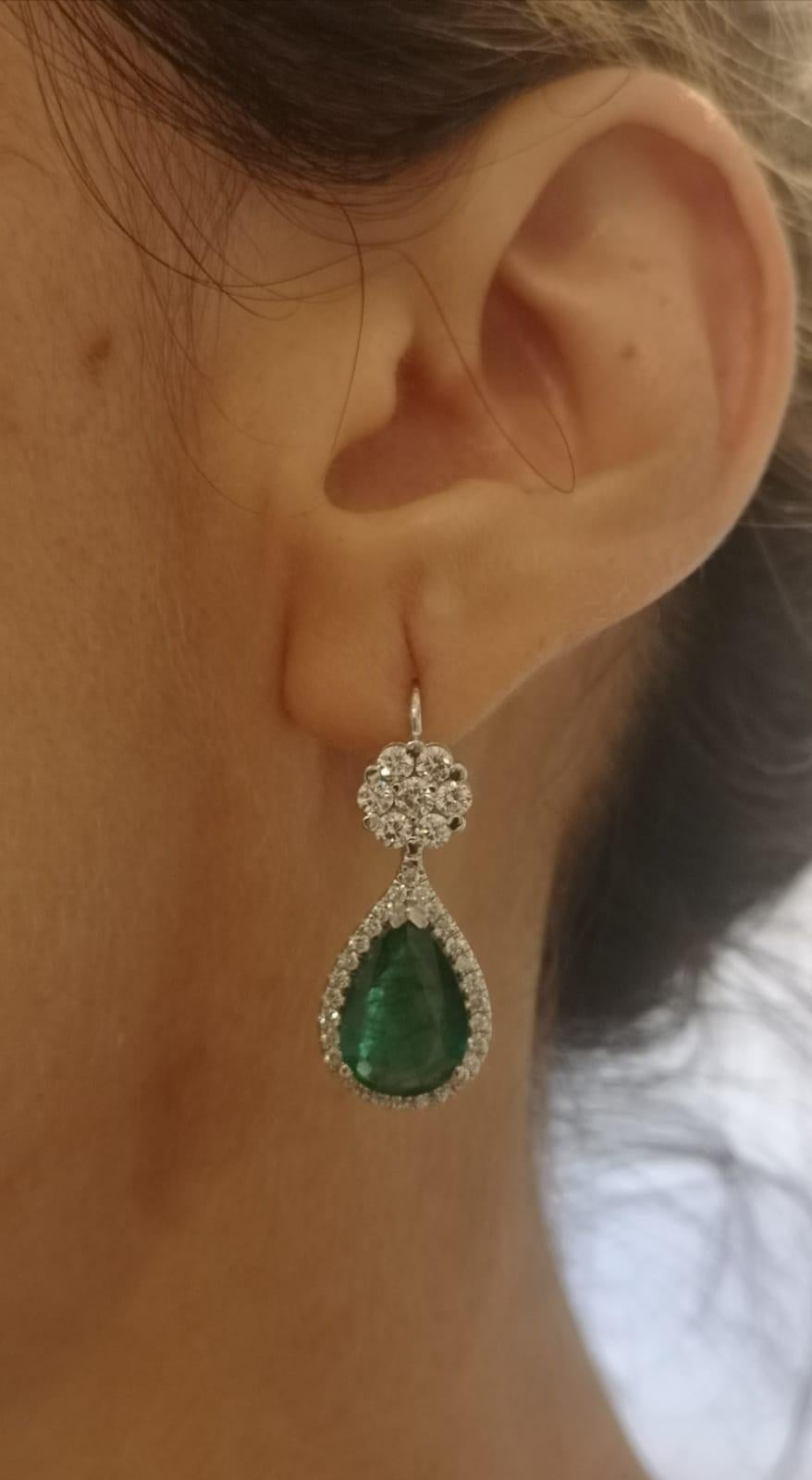7.10 Carat Natural Emerald Diamond Dangle Flower Earrings 18 Carat White Gold In New Condition In Rome, IT