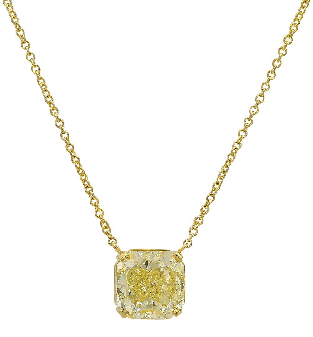 7,10 Karat natürlicher Fancy Gelber Diamant Solitär-Halskette (Radiantschliff) im Angebot