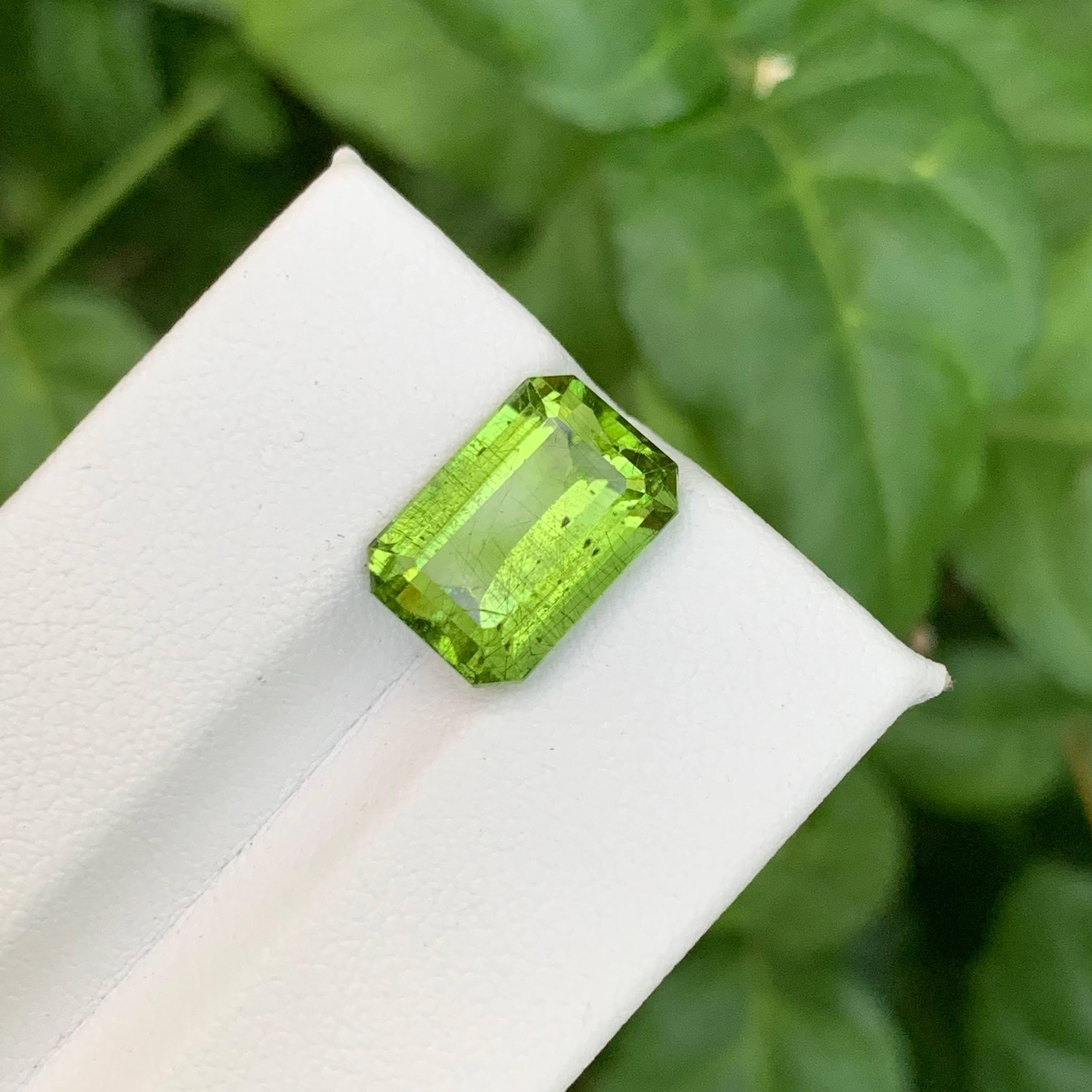 Moderne 7.10 Carat Natural Loose Rutile Green Peridot Emerald Cut Pakistani Gemstone (pierre précieuse pakistanaise) en vente