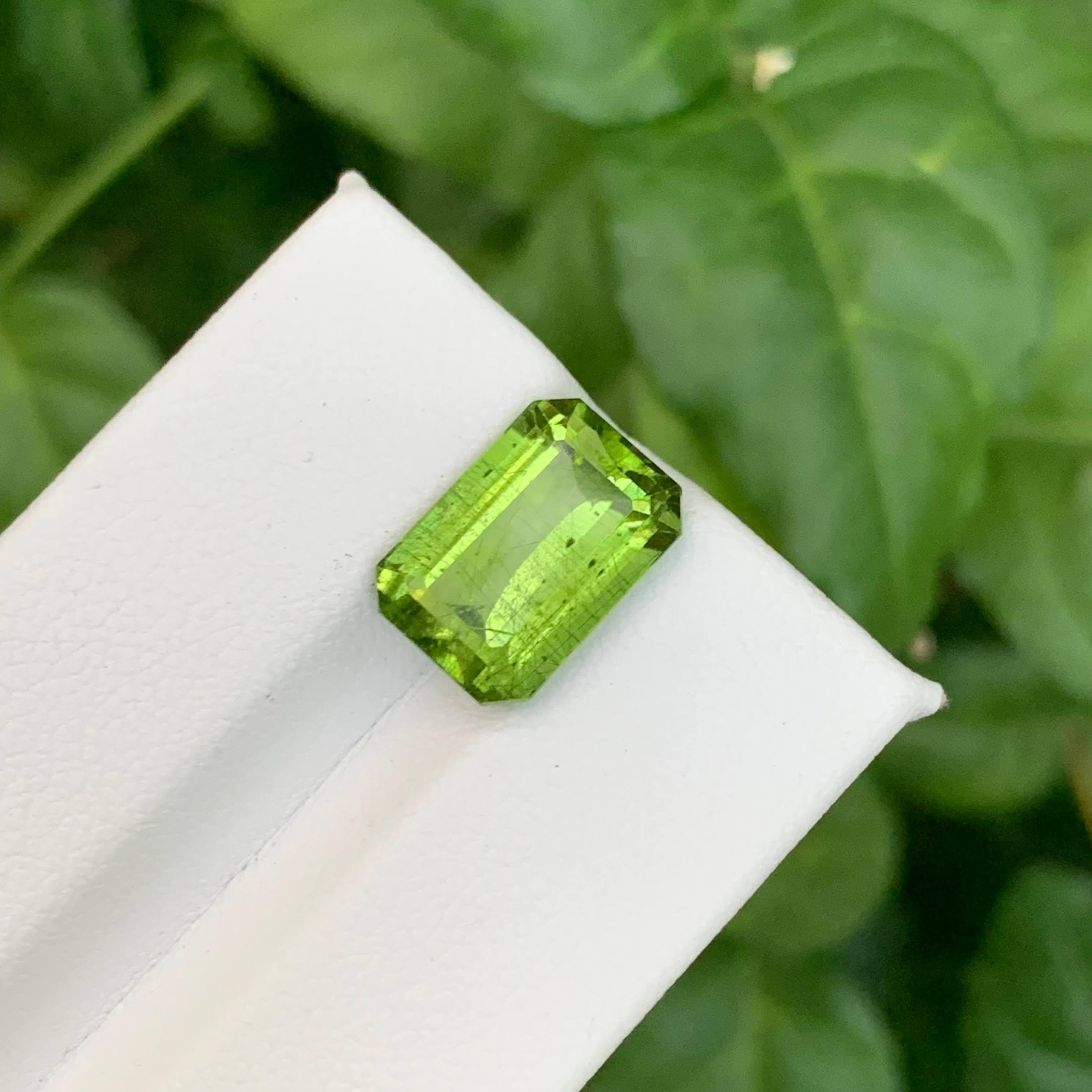 Taille émeraude 7.10 Carat Natural Loose Rutile Green Peridot Emerald Cut Pakistani Gemstone (pierre précieuse pakistanaise) en vente