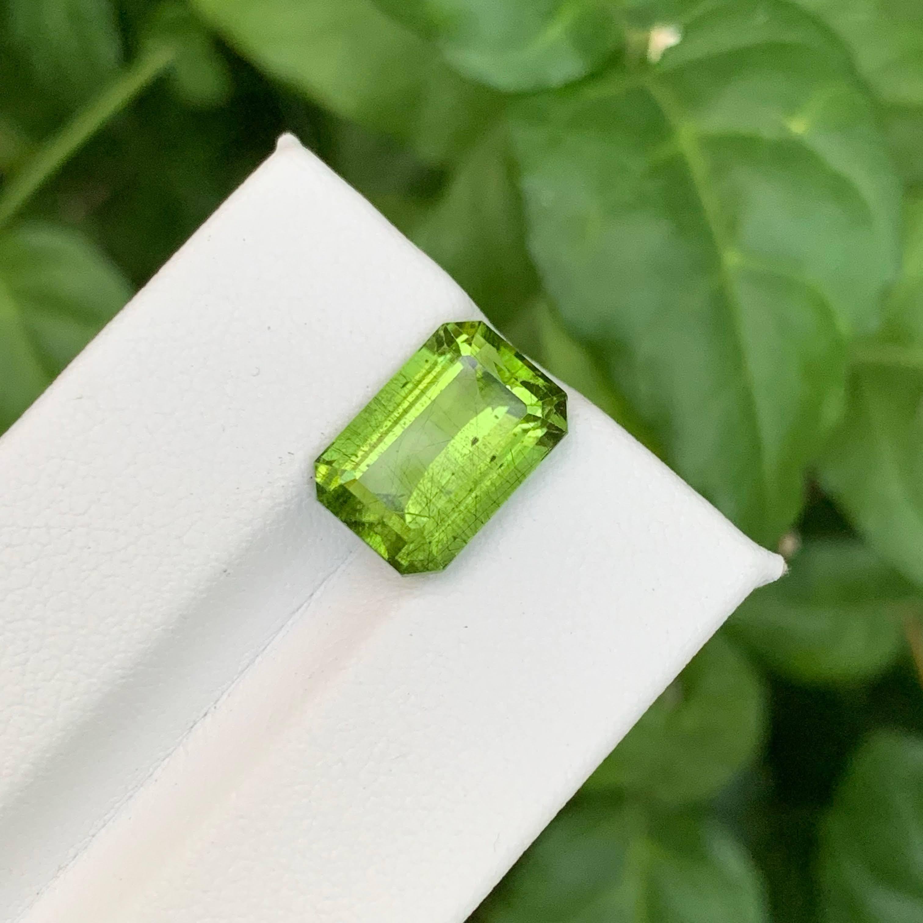 7.10 Carat Natural Loose Rutile Green Peridot Emerald Cut Pakistani Gemstone (pierre précieuse pakistanaise) Neuf - En vente à Bangkok, TH