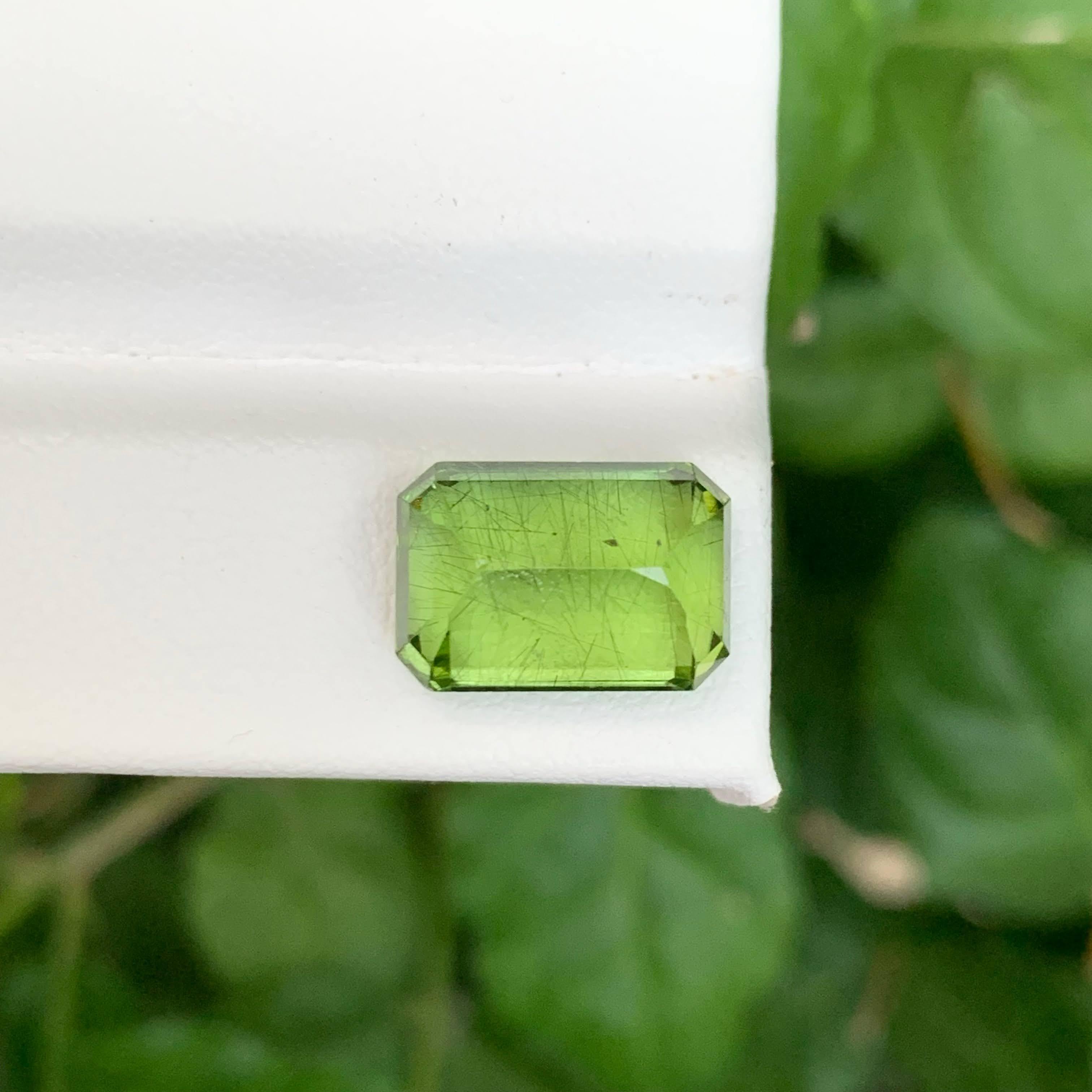 7.10 Carat Natural Loose Rutile Green Peridot Emerald Cut Pakistani Gemstone (pierre précieuse pakistanaise) Unisexe en vente