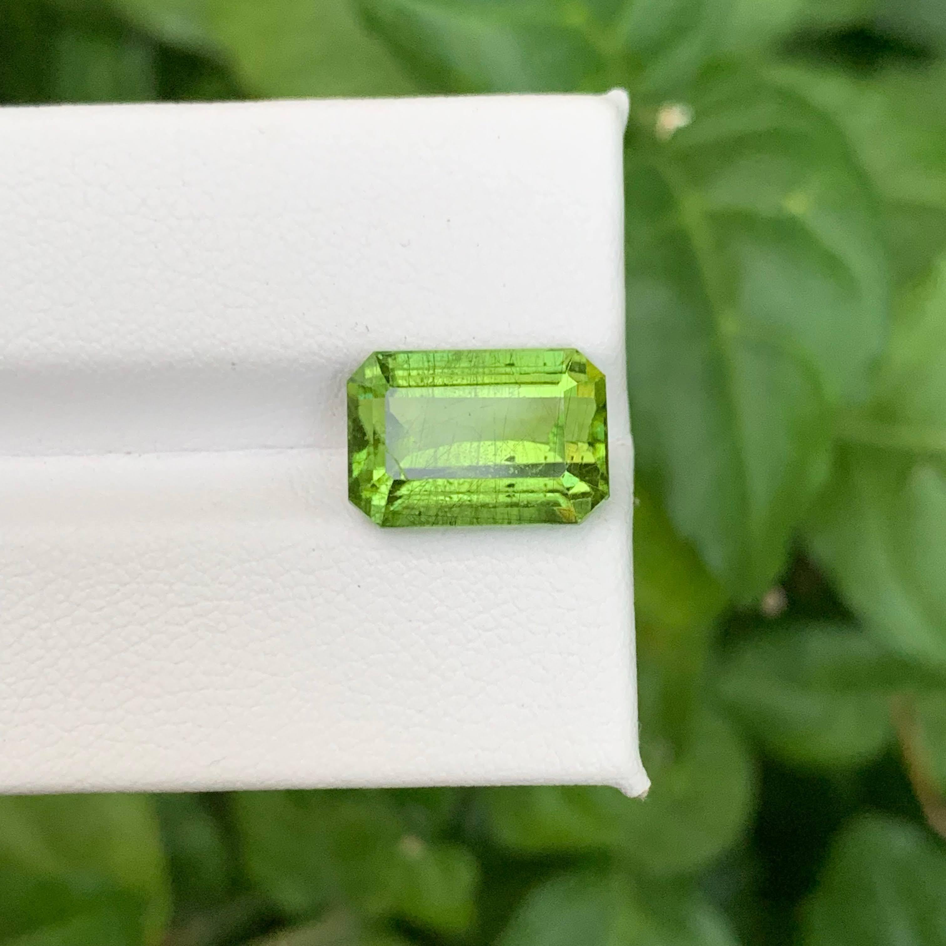7.10 Carat Natural Loose Rutile Green Peridot Emerald Cut Pakistani Gemstone (pierre précieuse pakistanaise) en vente 3