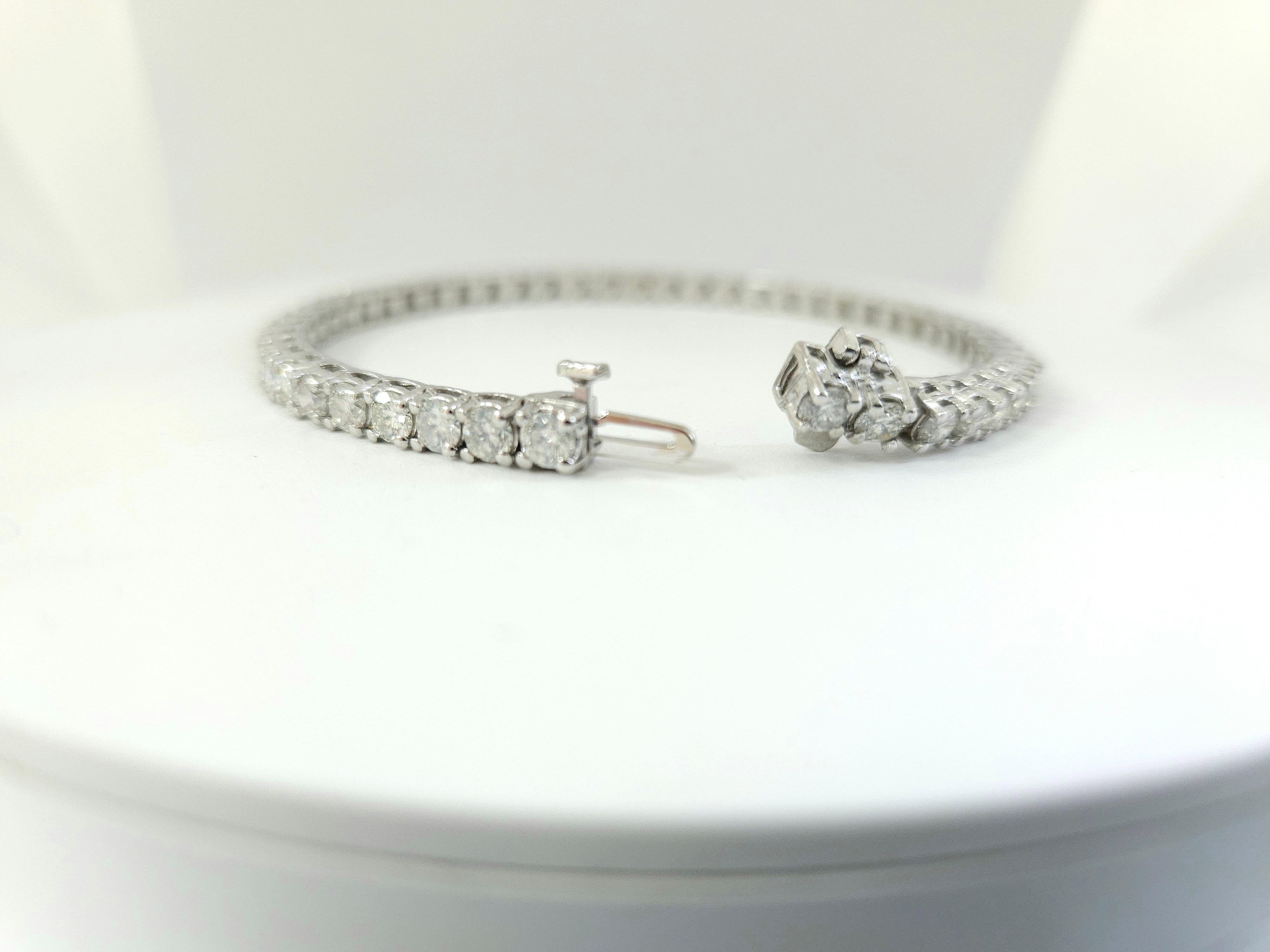 Taille ronde Bracelet de tennis en or blanc 14 carats avec diamants ronds taillés en brillant de 7,10 carats