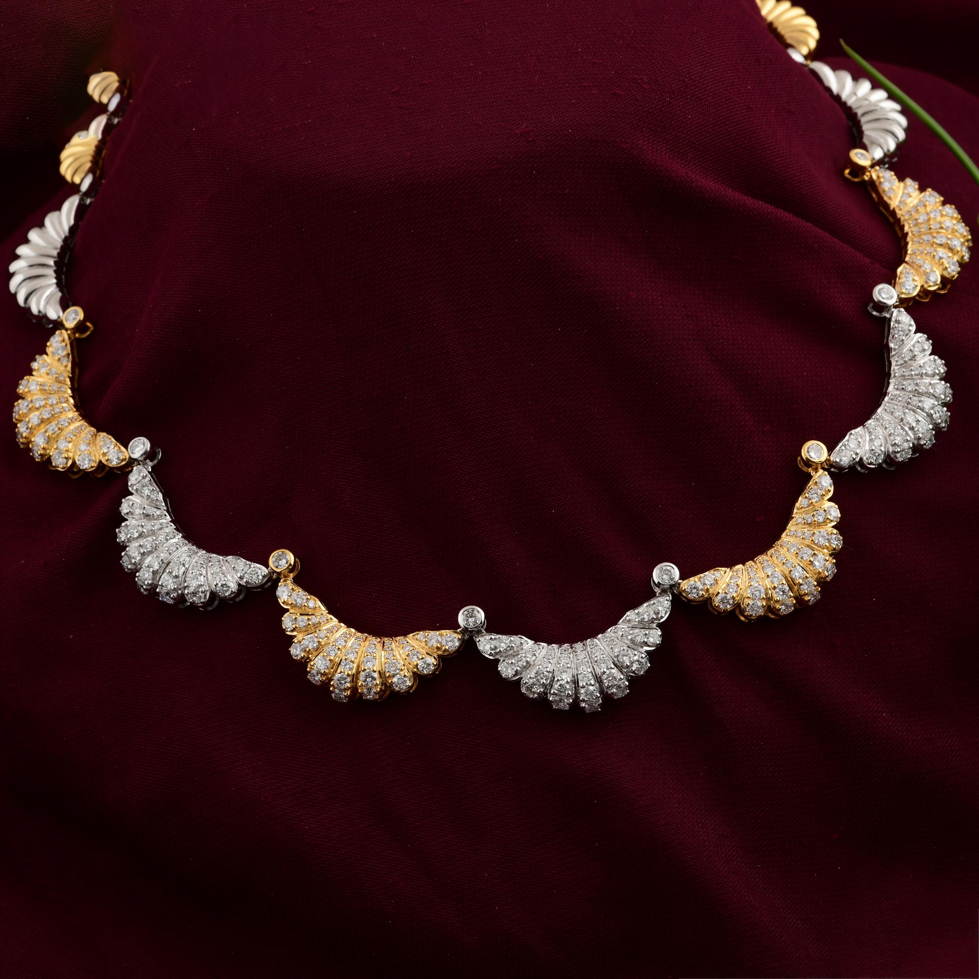 7,10 Karat SI/H Diamant Mondsichel Charms Halskette 14 Karat Weiß-Gelbgold im Zustand „Neu“ im Angebot in Diera, Dubai