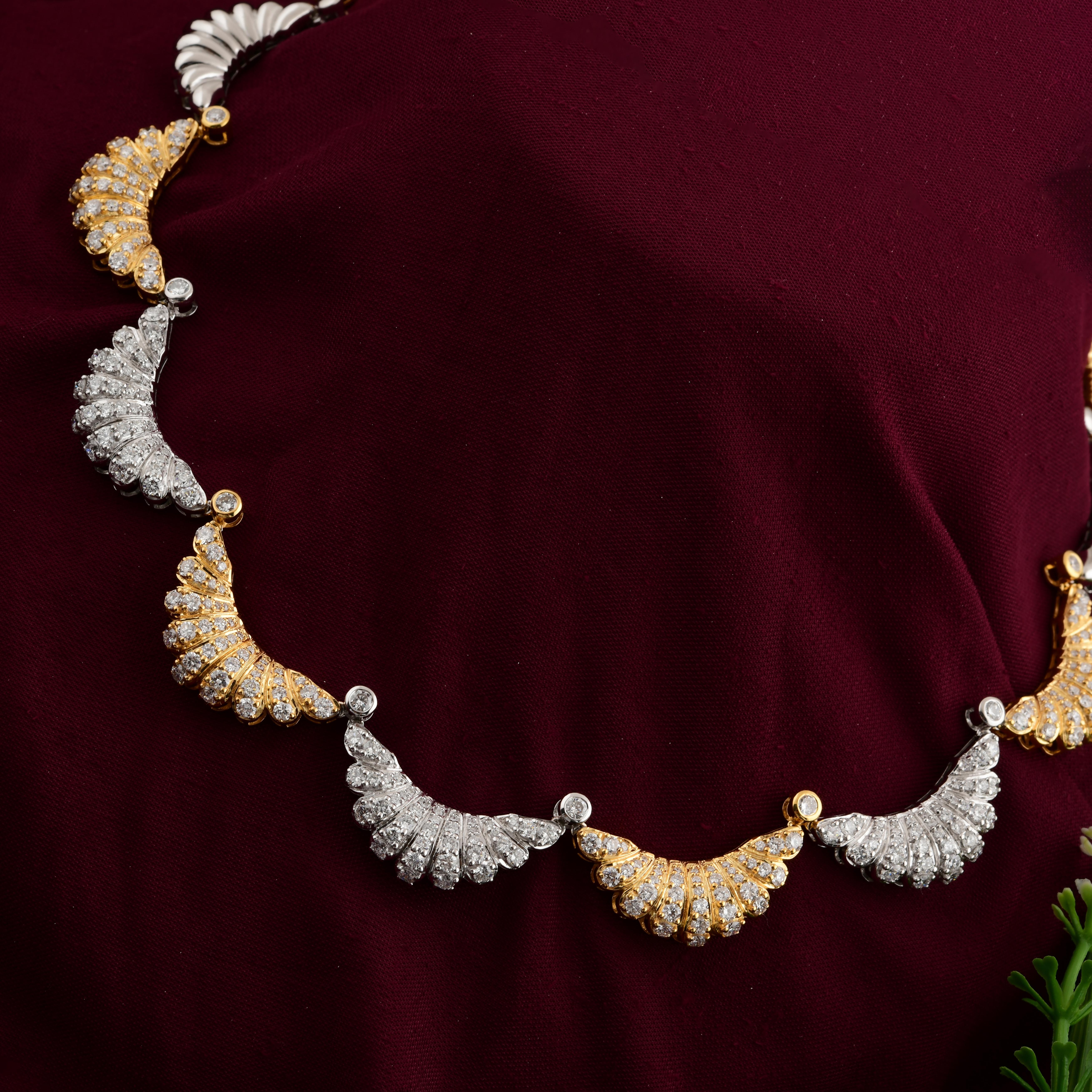 Moderno 7,10 Carati SI/H Diamante Mezzaluna Collana Charms Oro Giallo Bianco 18 Carati in vendita