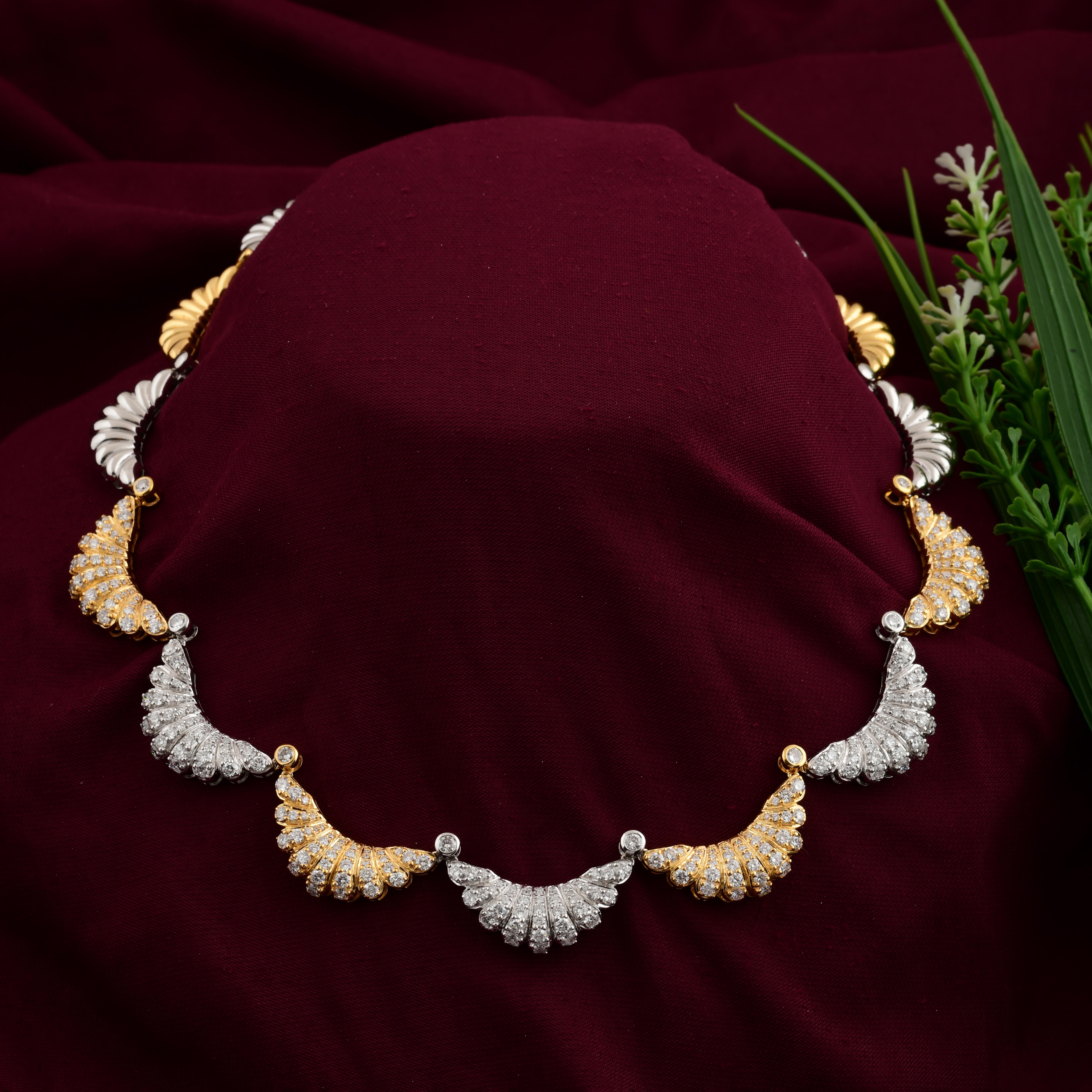 Taglio rotondo 7,10 Carati SI/H Diamante Mezzaluna Collana Charms Oro Giallo Bianco 18 Carati in vendita