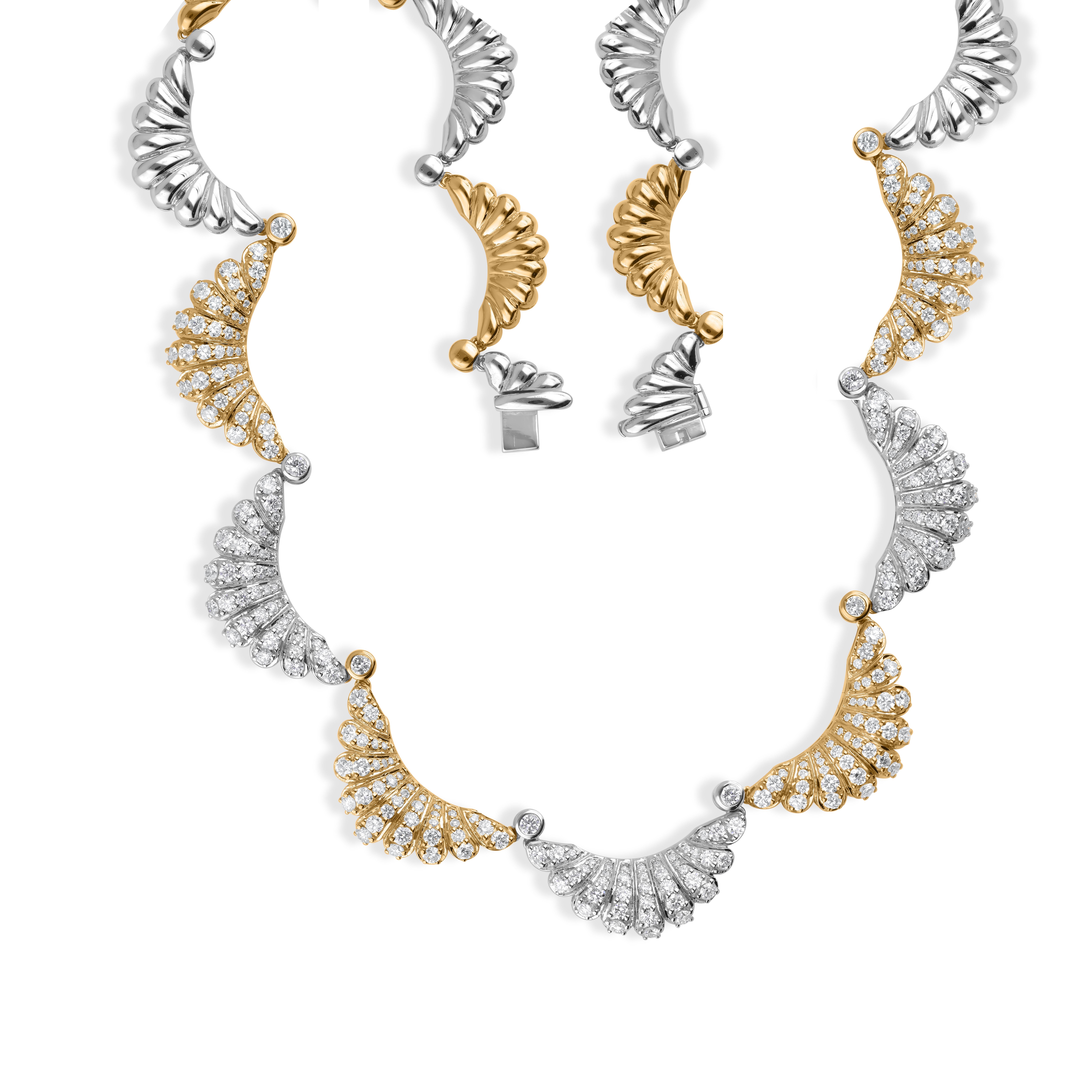 7,10 Carati SI/H Diamante Mezzaluna Collana Charms Oro Giallo Bianco 18 Carati In condizioni Nuovo in vendita a Diera, Dubai