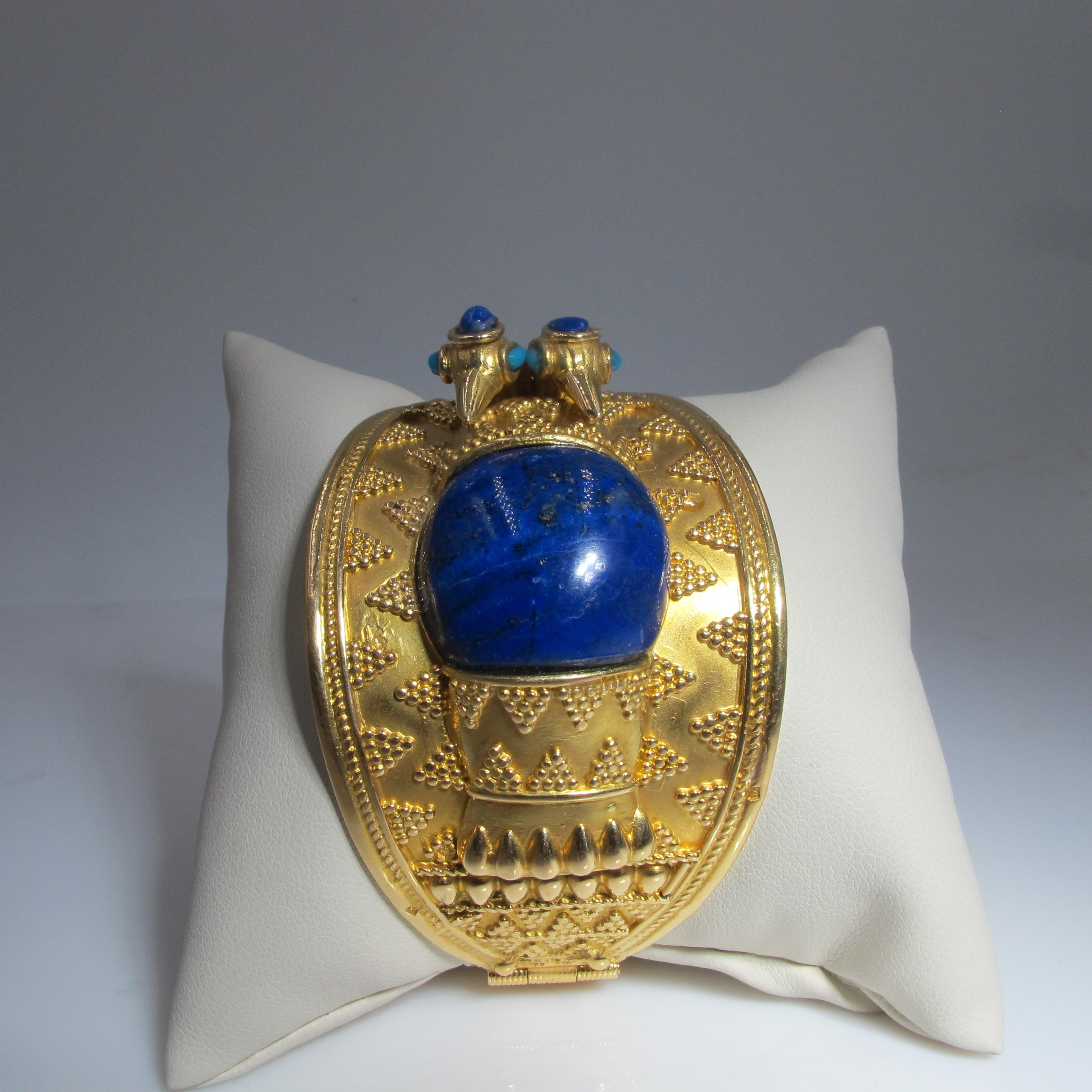 Neoegizio 71.08GR Oro scolpito a mano con disegno di scarabeo con lapis e turchese Molto raro in vendita