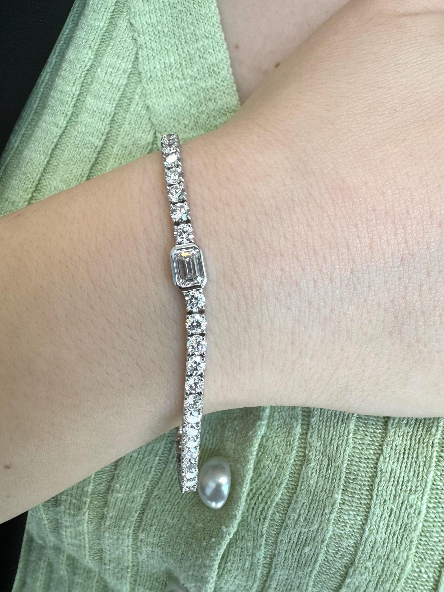 7,10 Karat Smaragdschliff Diamant-Tennisarmband 14K Weißgold mit Lünettenfassung (Rundschliff) im Angebot