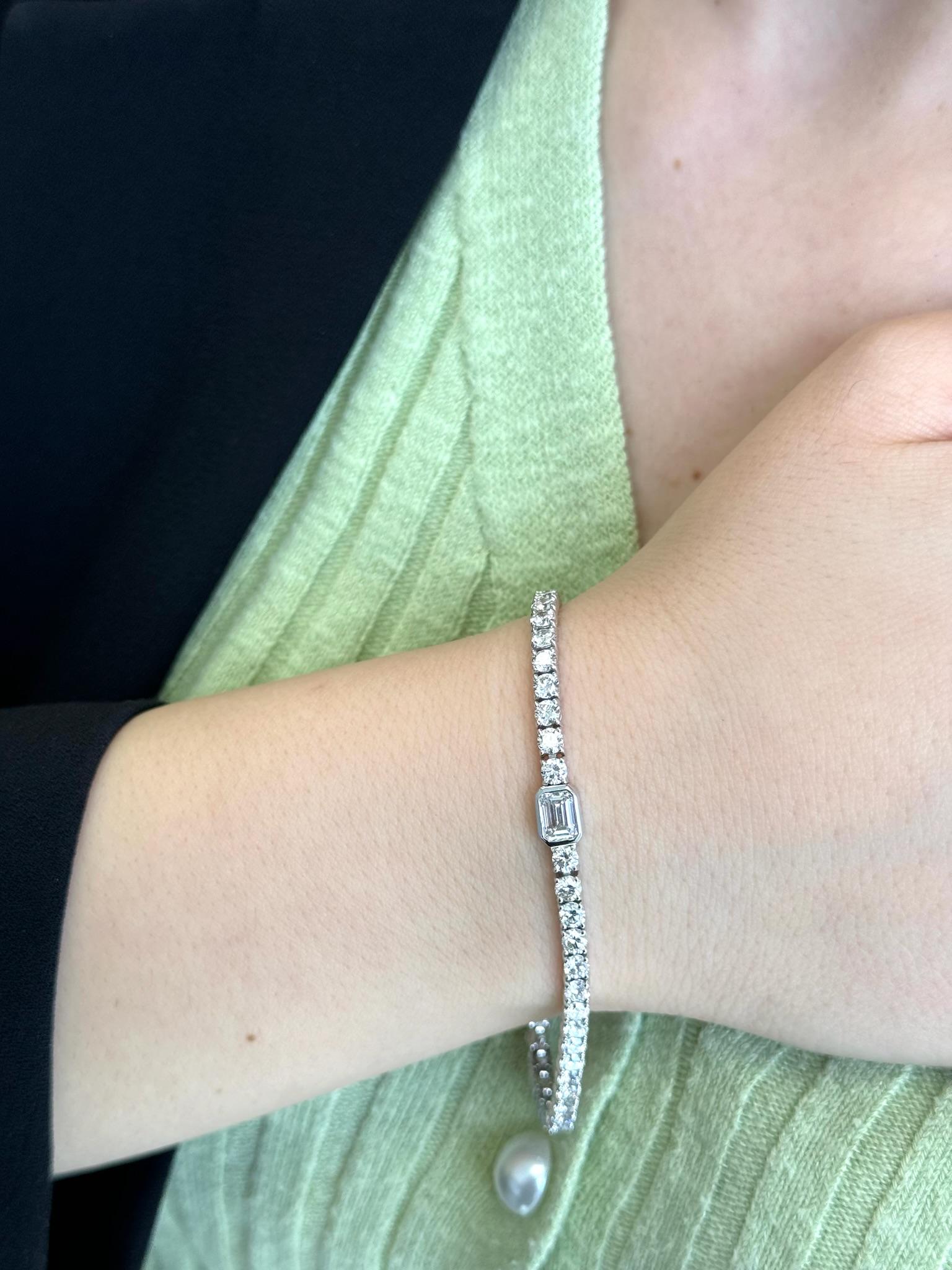 7,10 Karat Smaragdschliff Diamant-Tennisarmband 14K Weißgold mit Lünettenfassung im Zustand „Neu“ im Angebot in Miami, FL