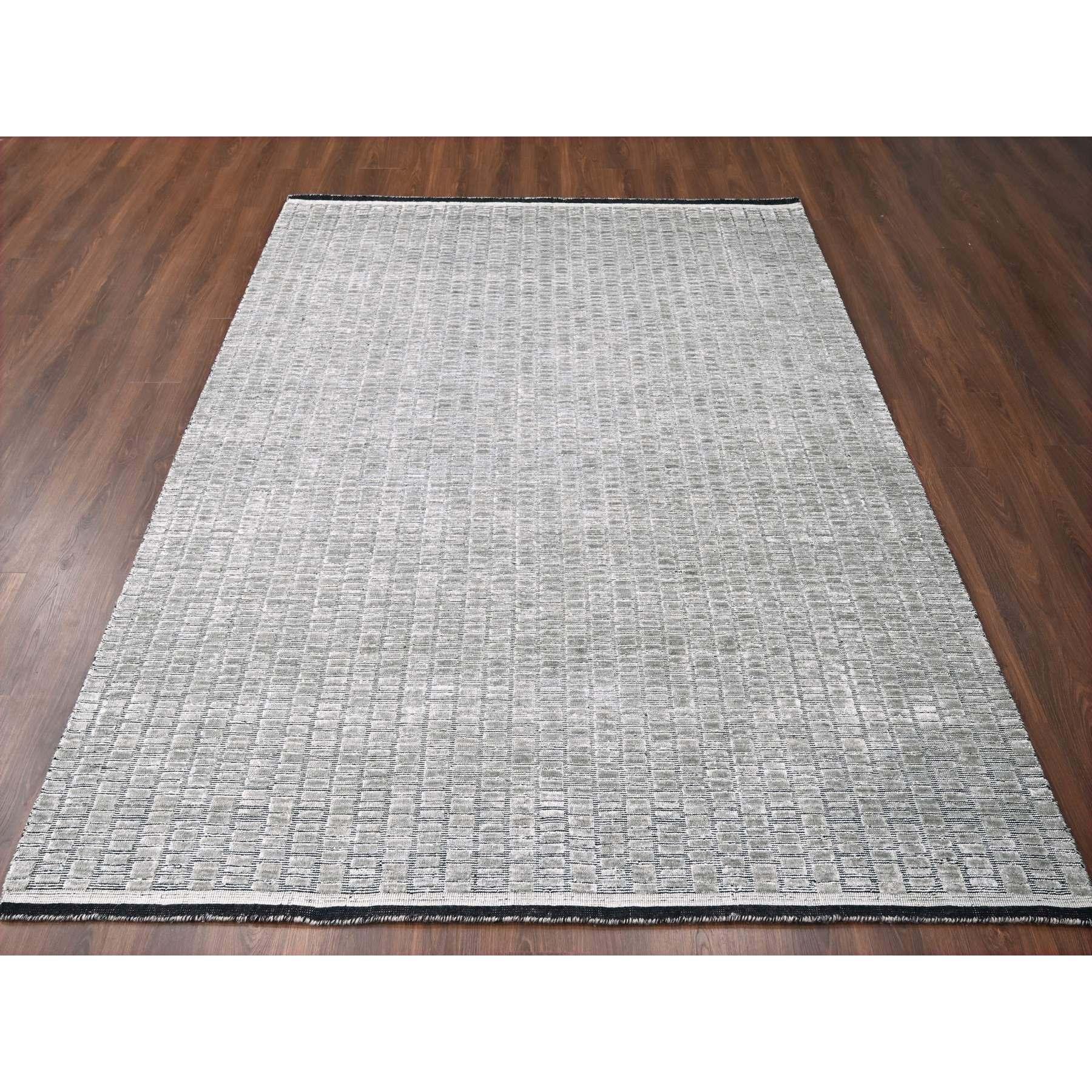  Tappeto orientale in lana e seta vegetale, tappeto romano dal design moderno e strutturato, tessuto a mano.
Materiali primari: Lana e seta vegetale
Lattice: No Pile 
altezza: 0,25 pollici
Stile: Casual
Colore primario: Grigio
Colori secondari: