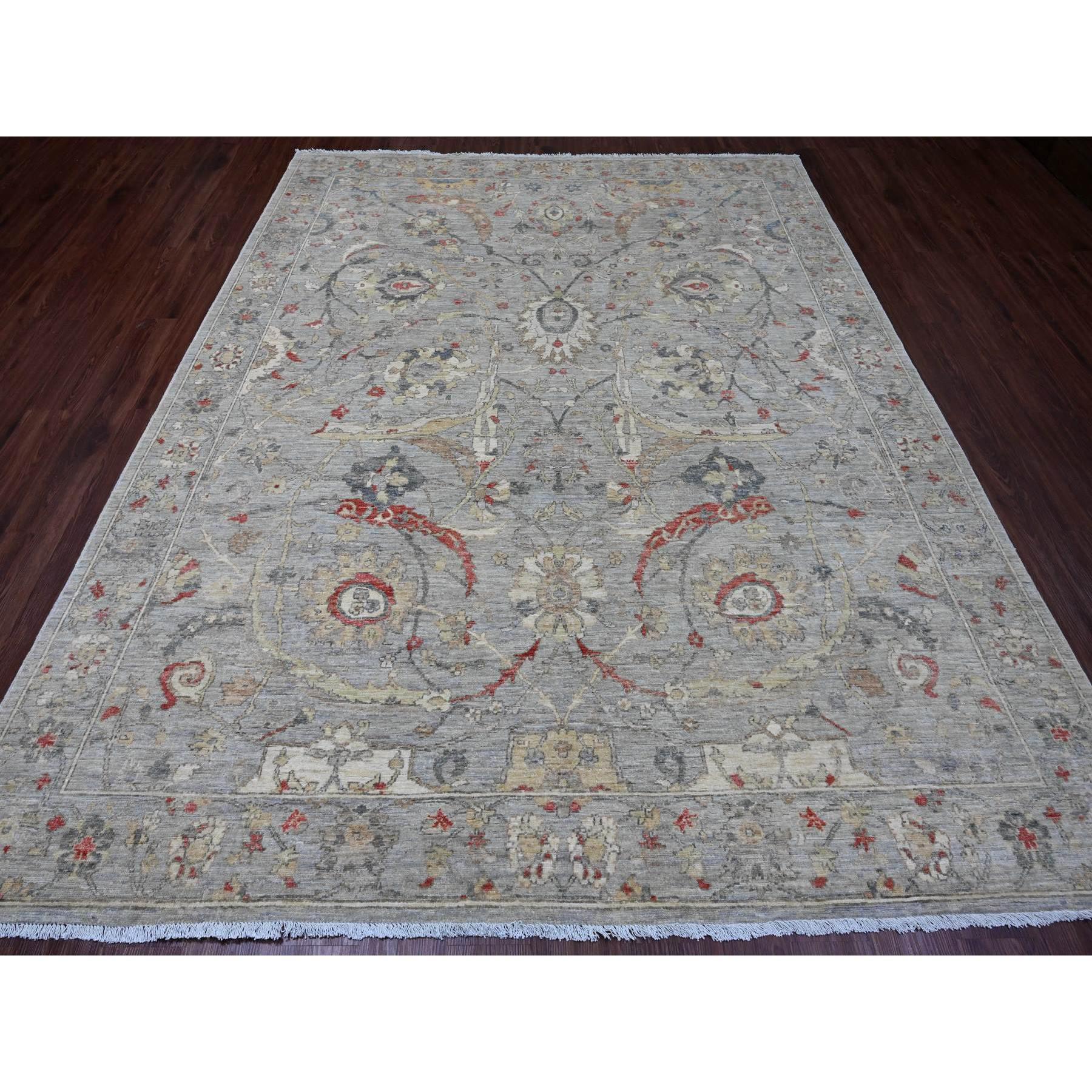 Wolkengrau, Peshawar mit Sichelblattmuster, handgeknüpft, Hochgebirgswolle, Pflanzenfarben, dicht gewebt, Orientteppich
Primäre MATERIALIEN: Wolle
Latex: Kein Flor 
Höhe: 0,25 Zoll
Stil: Transitional
Grundfarbe: Grau
Sekundäre Farben: Rot, Blau,