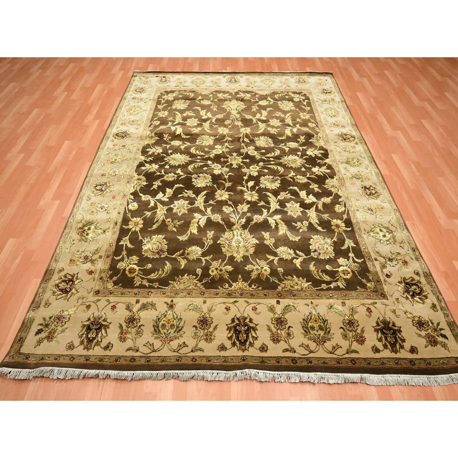 Marrone caffè, Rajasthan con Design/One di foglie, Annodato a mano, Lana e seta, Pile morbido, spesso e soffice, Tappeto orientale
Materiali primari: Lana e seta
Lattice: No Pile 
altezza: 0,25 pollici
Stile: Tradizionale
Colore primario: