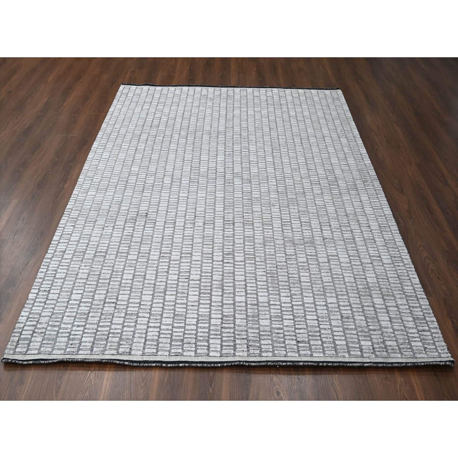 Tappeto orientale dal design moderno e strutturato, in lana e seta vegetale, lavorato a mano.
Materiali primari: Lana e seta vegetale
Lattice: No Pile 
altezza: 0,25 pollici
Stile: Casual
Colore primario: Grigio
Colori secondari: Avorio,