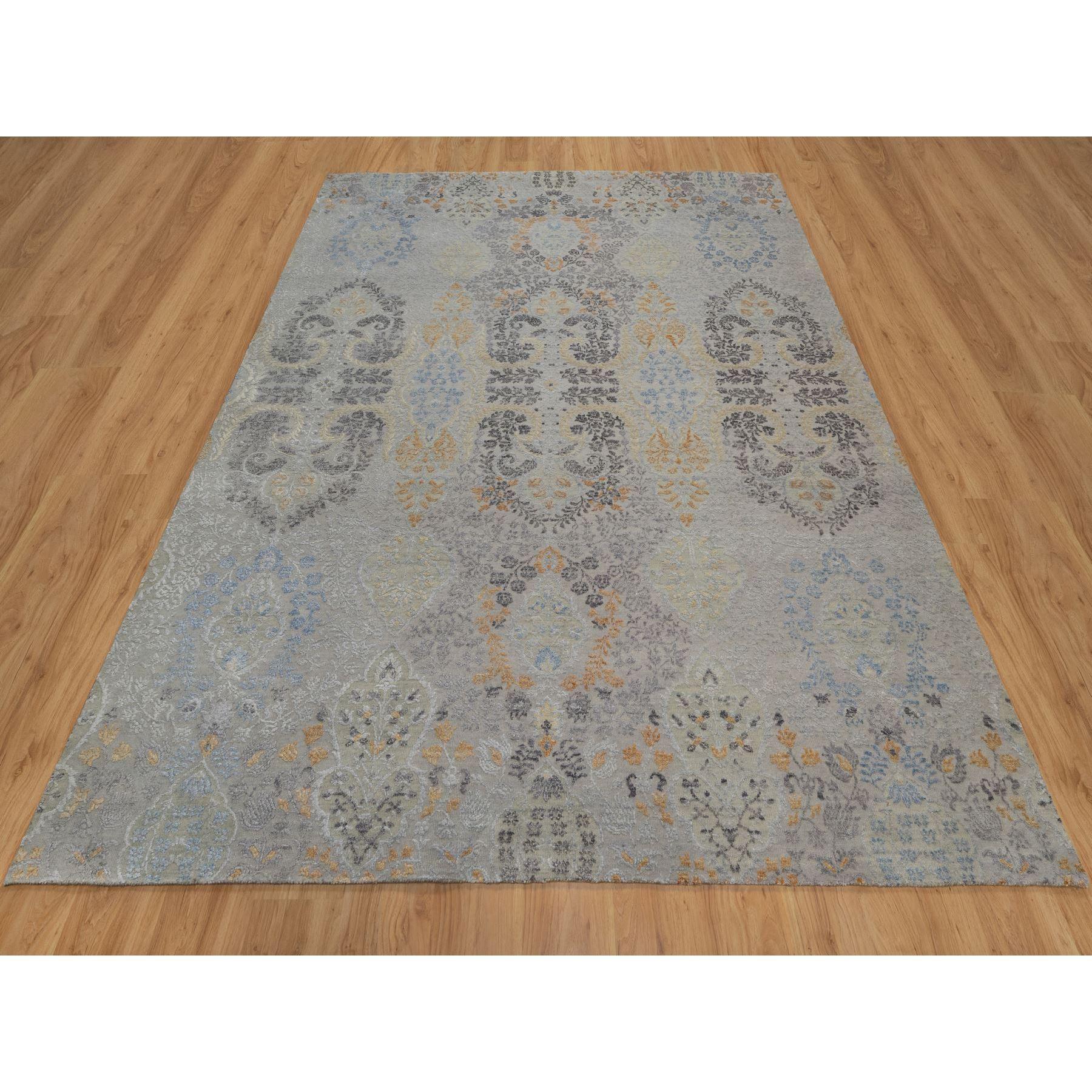 Mittelgrau, Schmuckdesign, Wolle mit texturierter Seide, Ton in Ton, Übergang, Handgeknüpft, Orientteppich
Primäre MATERIALIEN: Wolle & Seide
Latex: Kein Flor 
Höhe: 0,25 Zoll
Stil: Transitional
Grundfarbe: Grau
Sekundäre Farben: Hellblau,