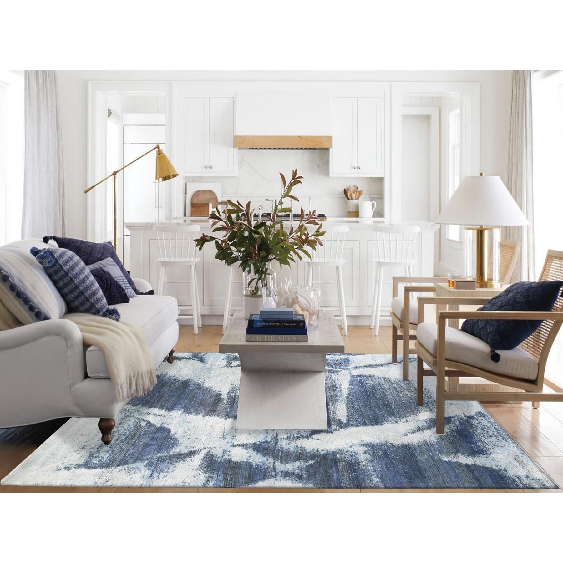 Si tratta di un autentico esemplare unico di Knots Rugs annodato a mano di colore nero con un mix di lana e seta moderna blu e grigia. È stato annodato per mesi e mesi secondo le secolari tecniche di tessitura persiana da esperti