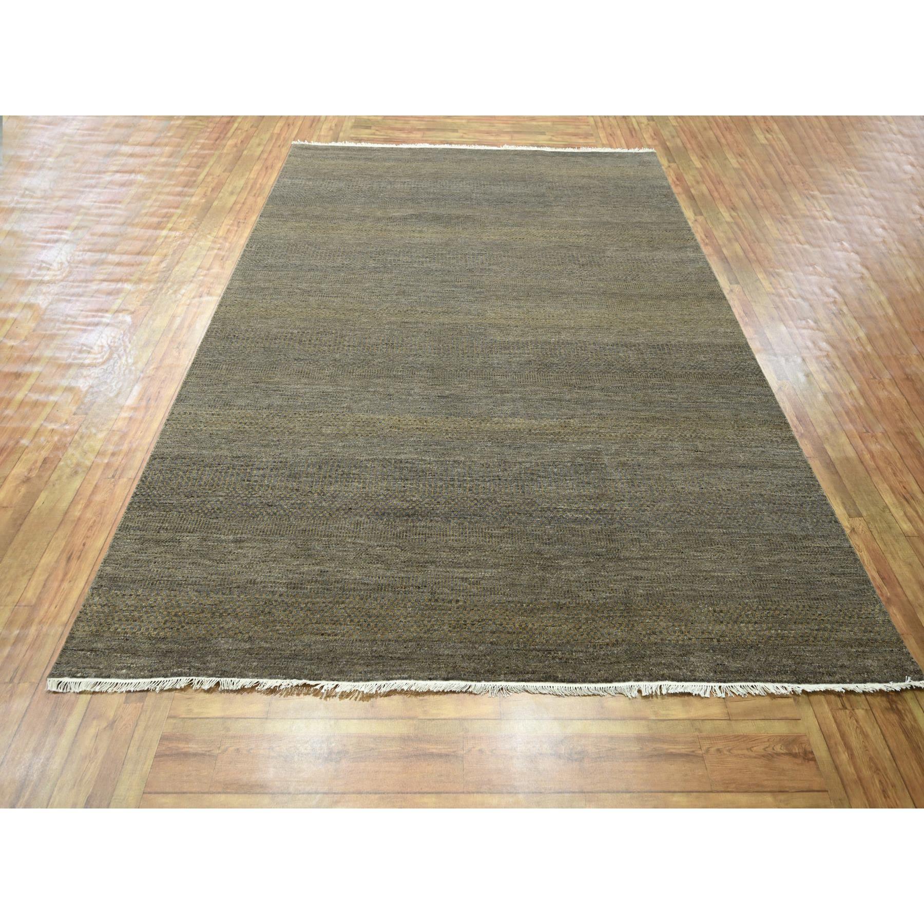 Honigbraun, Modernes Gras Design, Handgeknüpft, Ton in Ton, Wolle und Seide, Dichtere Webart, Üppig und Plüsch, Randlos, Orientteppich
Primäre MATERIALIEN: Wolle & Seide
Latex: Kein Flor 
Höhe: 0,25 Zoll
Stil: AM Contemporary
Grundfarbe: