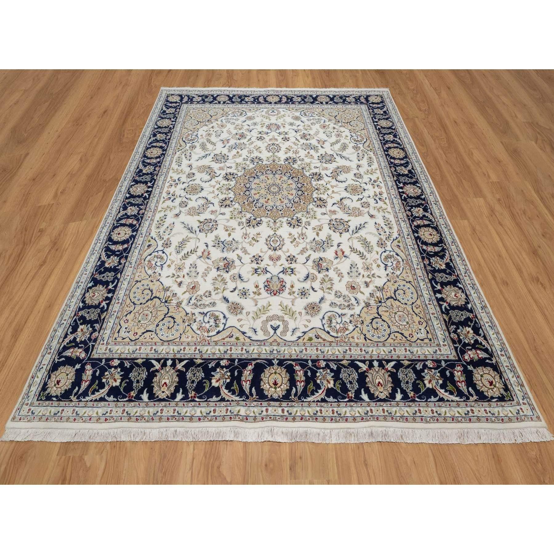 Schwanenweiß, Nain mit Blumenmedaillon-Design, Wolle und Seide, 250 KPSI, handgeknüpft, weicher Flor, Orientteppich<br /><br />Primäre MATERIALIEN: Wolle & SeideLatex: NeinFlorhöhe: 0.25 InchesStil: TraditionellHauptfarbe: ElfenbeinSekundärfarben: