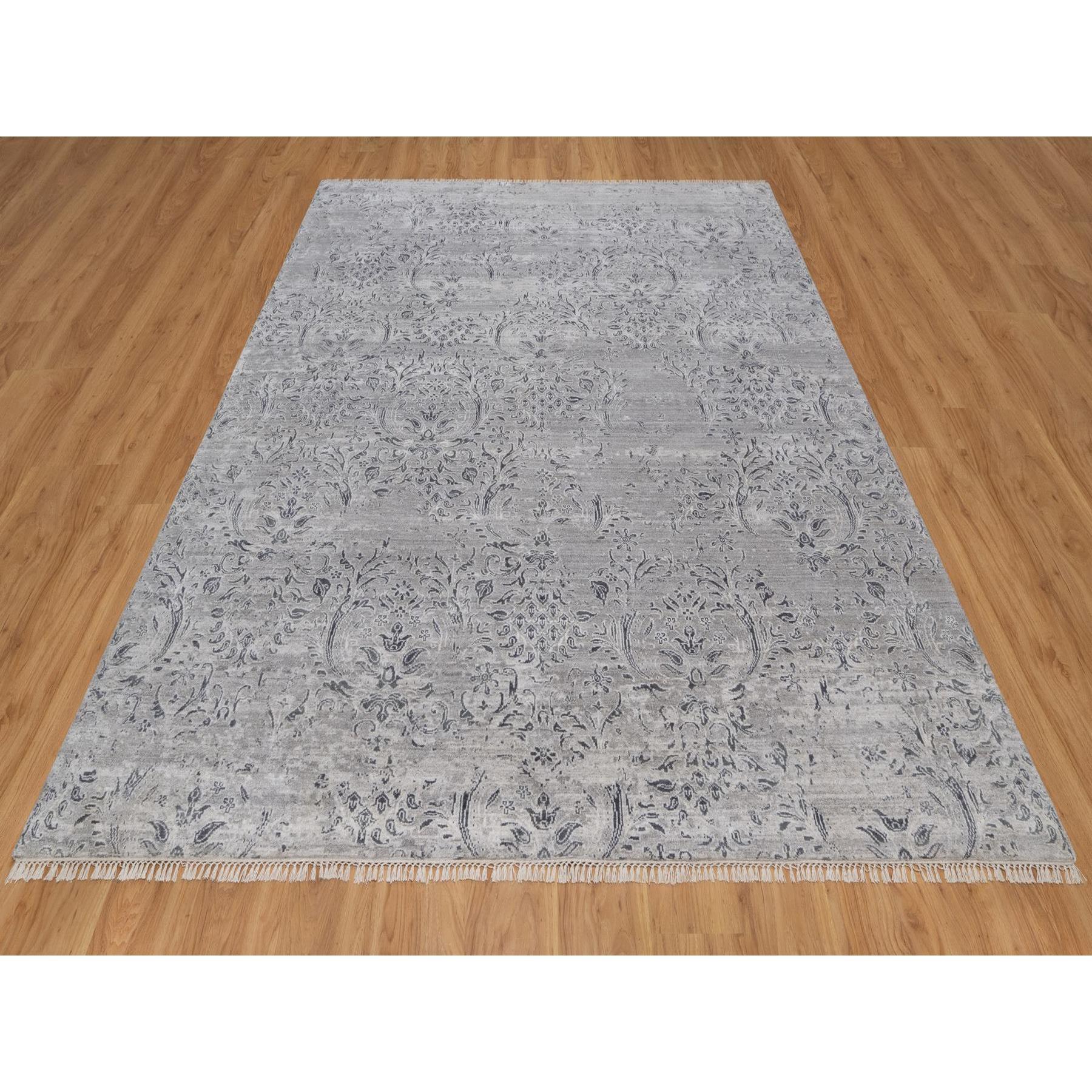 Hellgrau, Handgeknüpft, Damastmuster, Ton in Ton, Wolle und Seide auf Pflanzenbasis, Orientteppich
Primäre MATERIALIEN: Wolle & Seide
Latex: Kein Flor 
Höhe: 0,25 Zoll
Stil: Transitional
Grundfarbe: Grau
Sekundäre Farben: Weiß, Charcoal Gray
Muster: