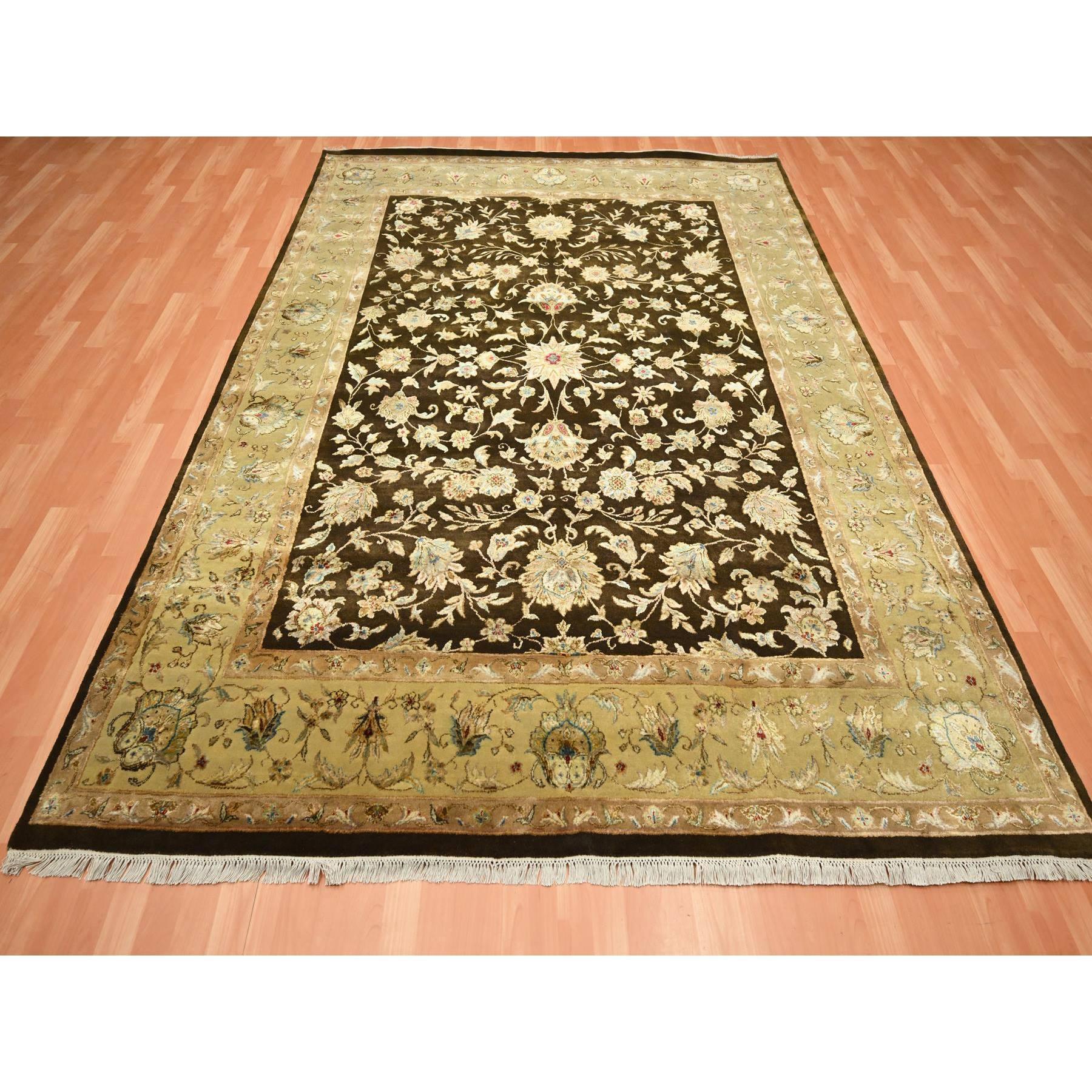 Mokkabraun, handgeknüpft, Wolle und Seide, dick und plüschig, Rajasthan mit All Over Leaf Design, dicht gewebt, Orientteppich
Primäre MATERIALIEN: Wolle & Seide
Latex: Kein Flor 
Höhe: 0,25 Zoll
Stil: Traditionell
Grundfarbe: Braun
Sekundäre Farben: